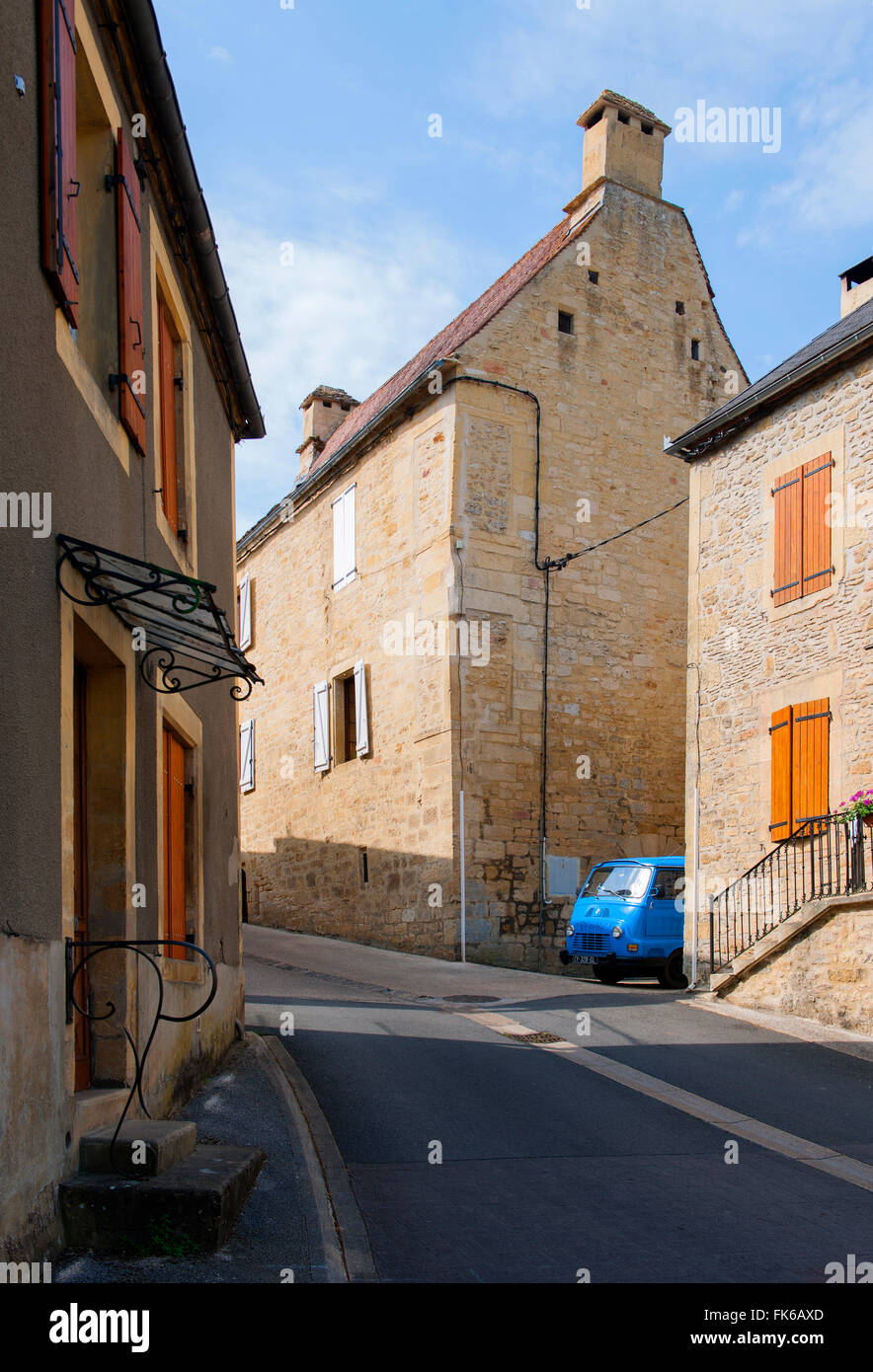 Un vecchio recapito francese van inserimenti intorno ad un angolo in una sonnolenta cittadina francese, Francia, Europa Foto Stock