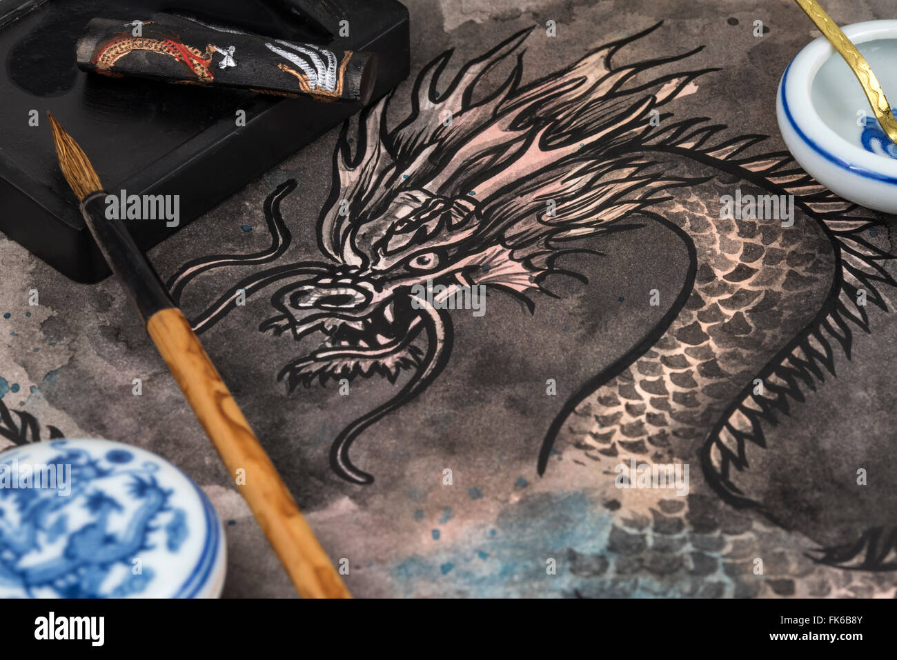 Cinese tradizionale spazzola di calligrafia e il blocco di inchiostro pittura del drago Foto Stock