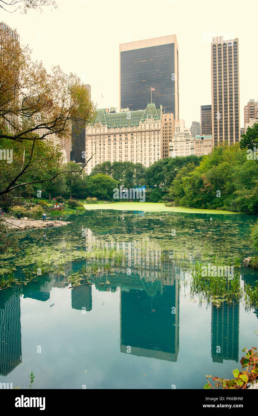 Midtown Manhattan riflessa nella Central Park Lake, New York, Stati Uniti d'America, America del Nord Foto Stock