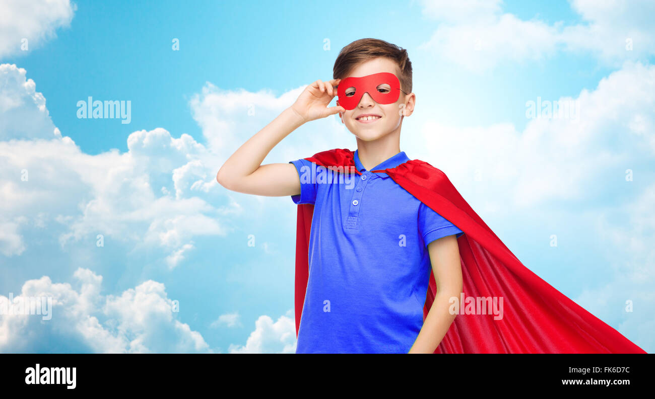 Ragazzo in rosso superhero cape e maschera Foto Stock