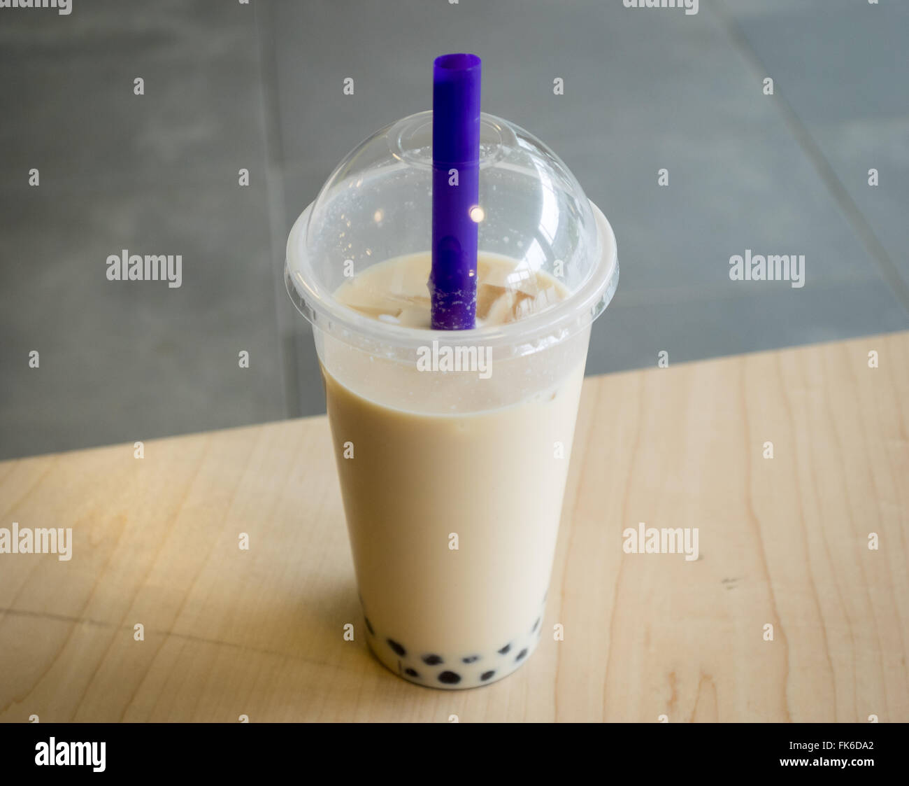 Una bolla di tè (latte perla tè) con sfere di tapioca. Foto Stock