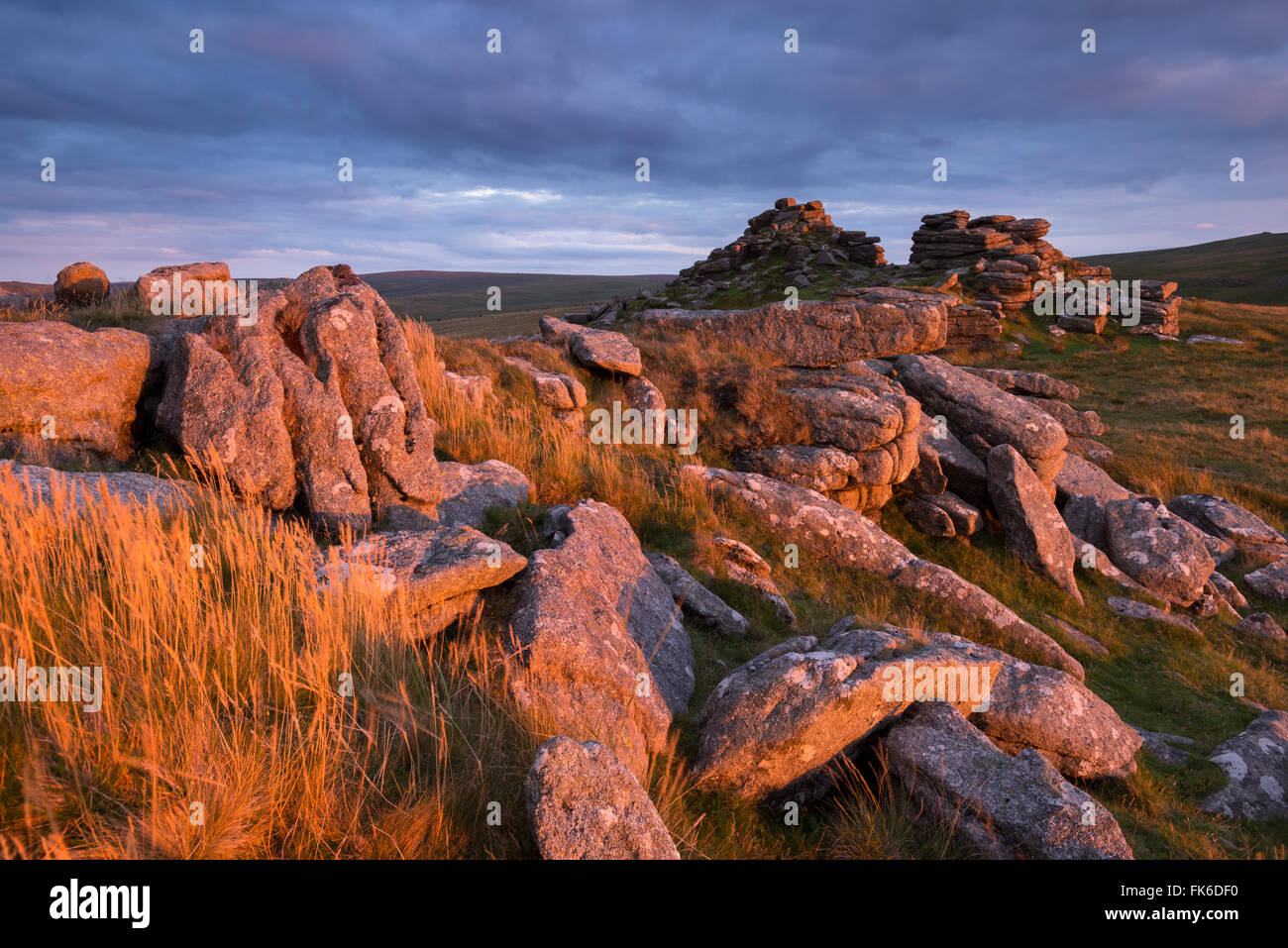 Drammatica e aspro paesaggio su West Mill Tor, Parco Nazionale di Dartmoor, Devon, Inghilterra, Regno Unito, Europa Foto Stock