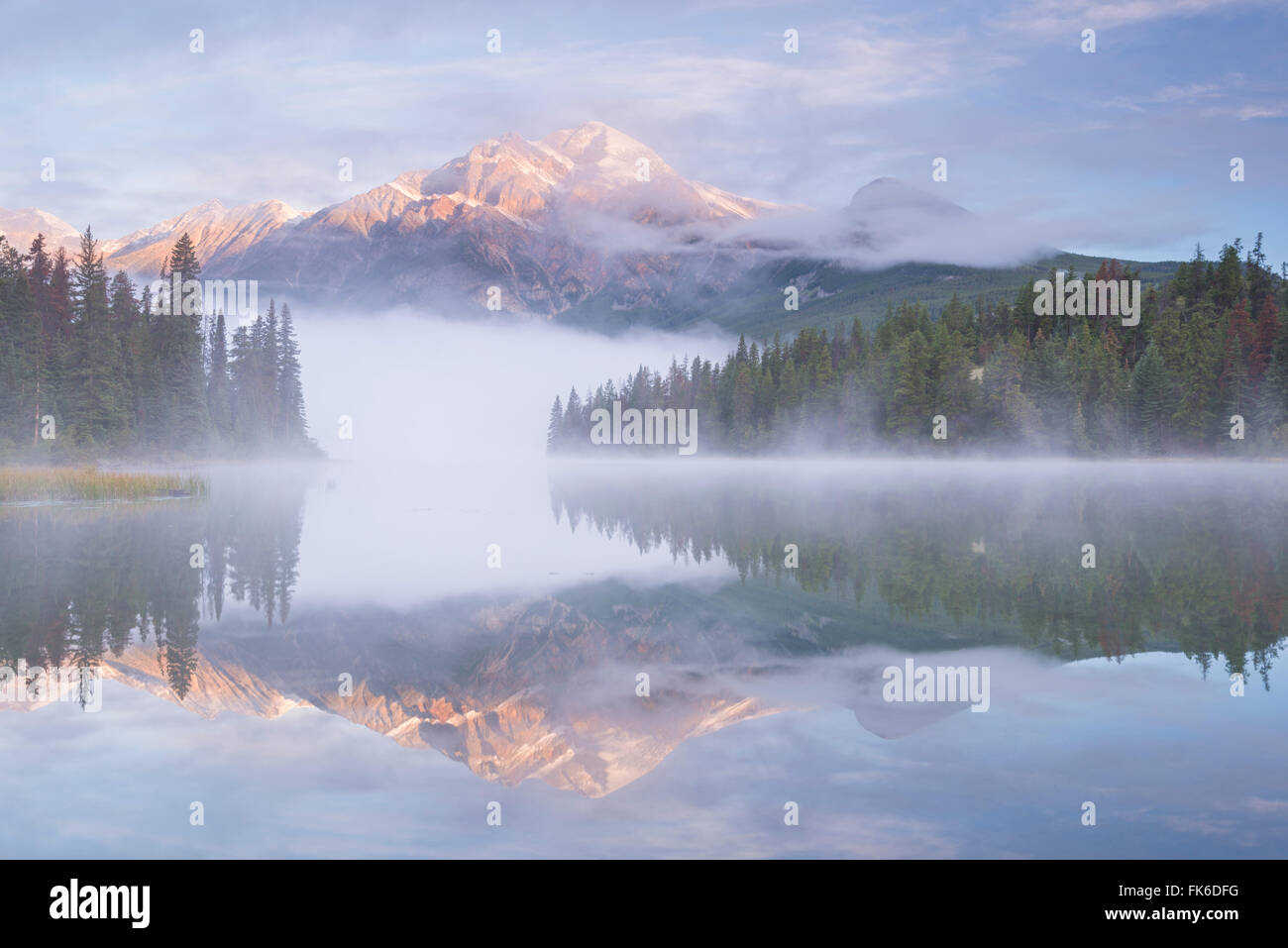 Nebbia avvolta Lago Piramide all'alba nel Canadian Rockies, il Parco Nazionale di Jasper, UNESCO, Alberta, Canada Foto Stock