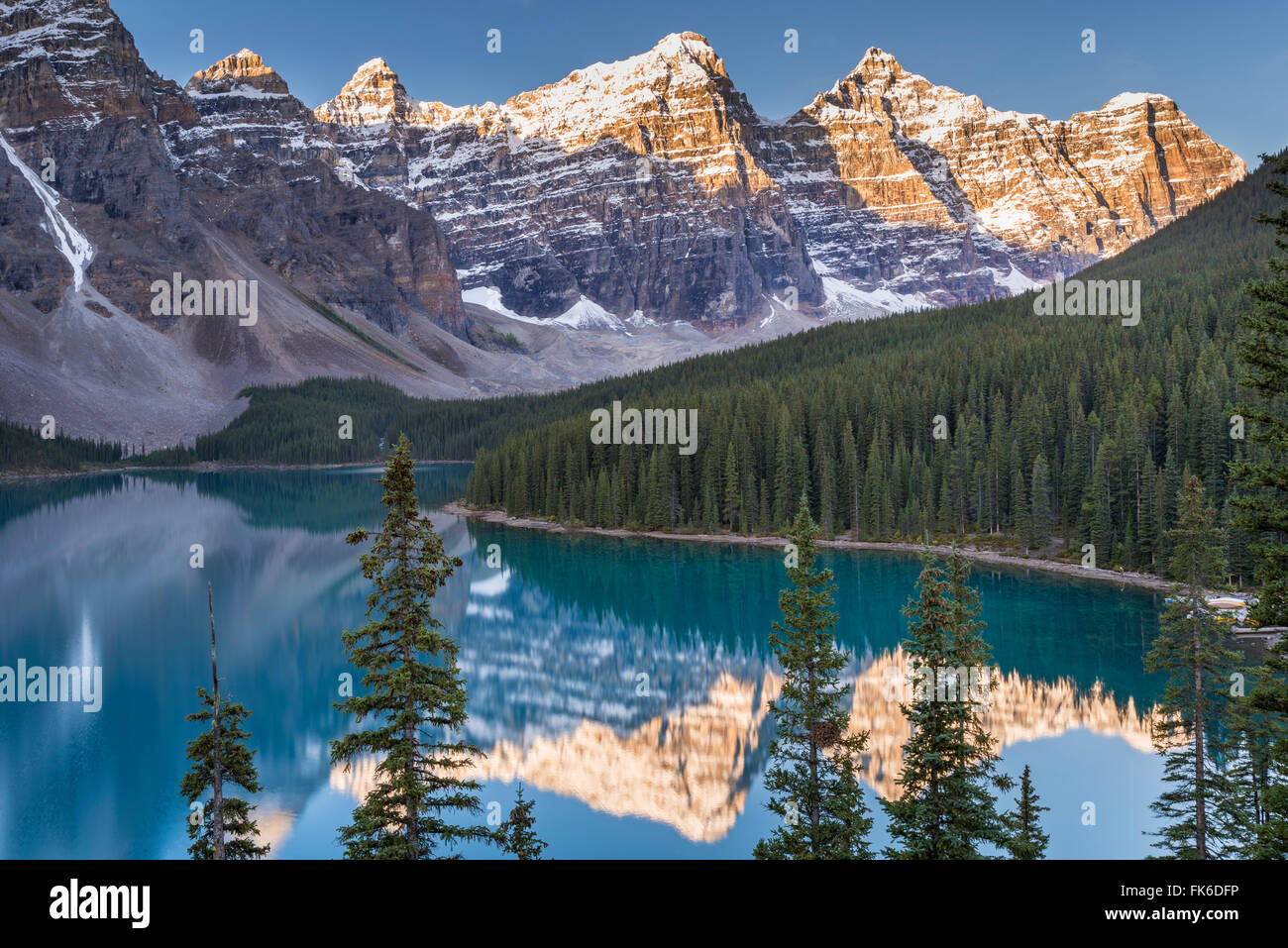 Il Moraine Lake e la Valle dei Dieci Picchi, Rockies, il Parco Nazionale di Banff, Sito Patrimonio Mondiale dell'UNESCO, Alberta, Canada Foto Stock