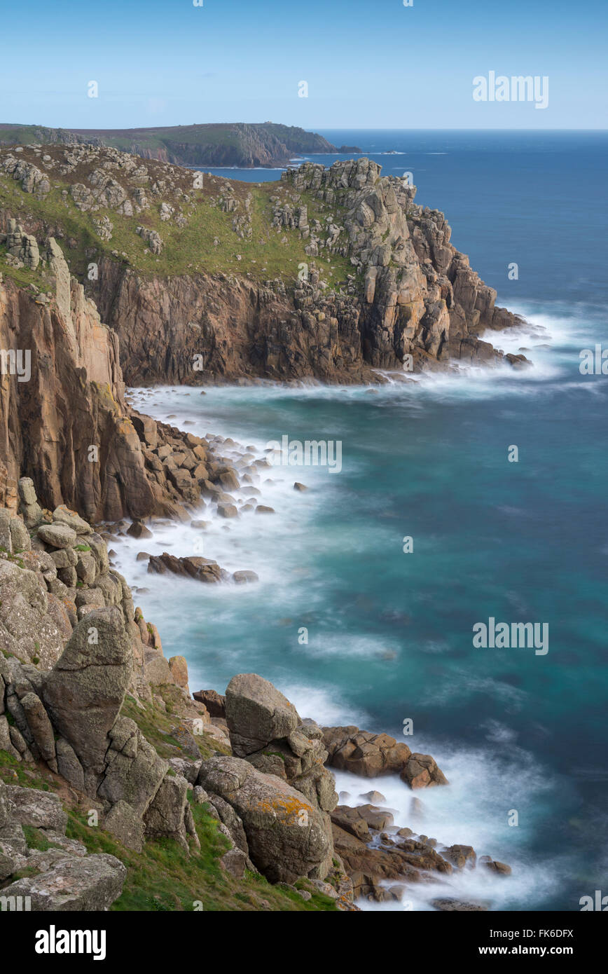 Drammatica Cornish scogliera scenario al punto Pordenack, Lands End, Cornwall, England, Regno Unito, Europa Foto Stock