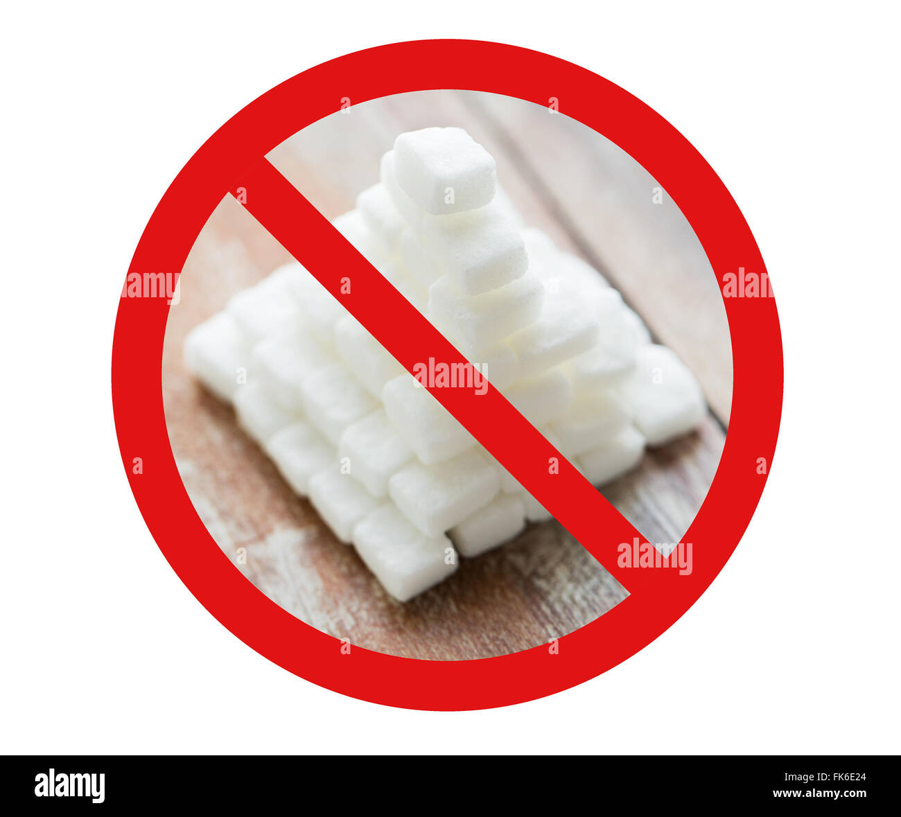 Close up della piramide di zucchero su rosso nessun segno Foto Stock