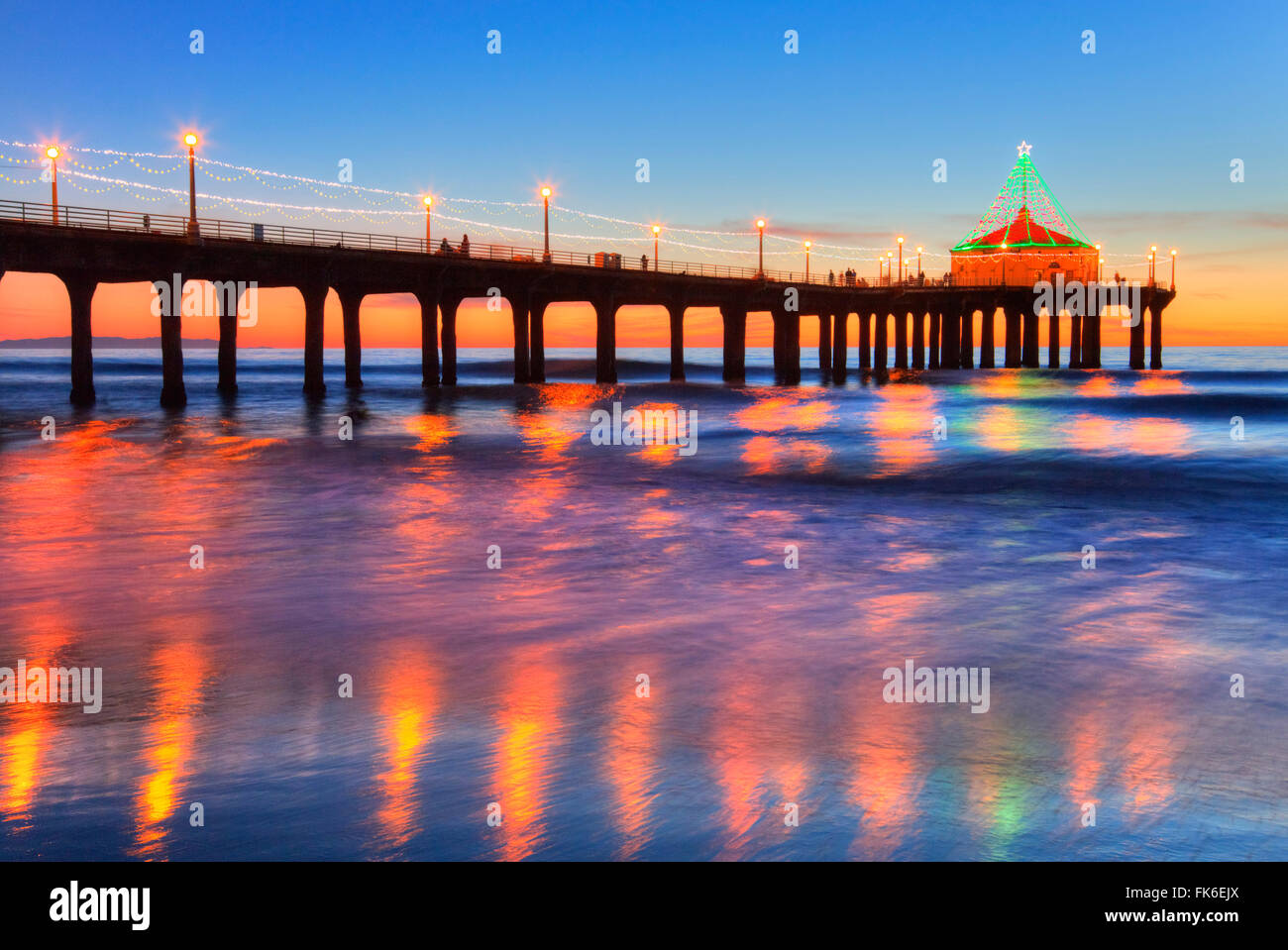 Manhattan Beach Pier al tramonto, Roundhouse studi Marine Lab e Acquario, California, Stati Uniti Foto Stock