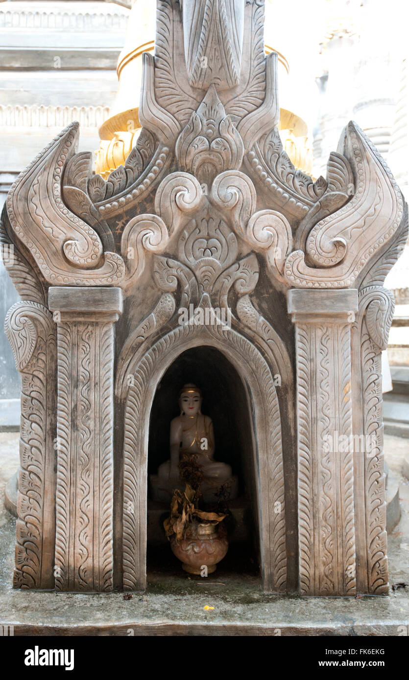 Statua del Buddha e la pentola di acqua a sinistra da buddista devoto all'interno del Santuario di La Quercia Nyaung monastero, Indein, Lago Inle, stato Shan Foto Stock