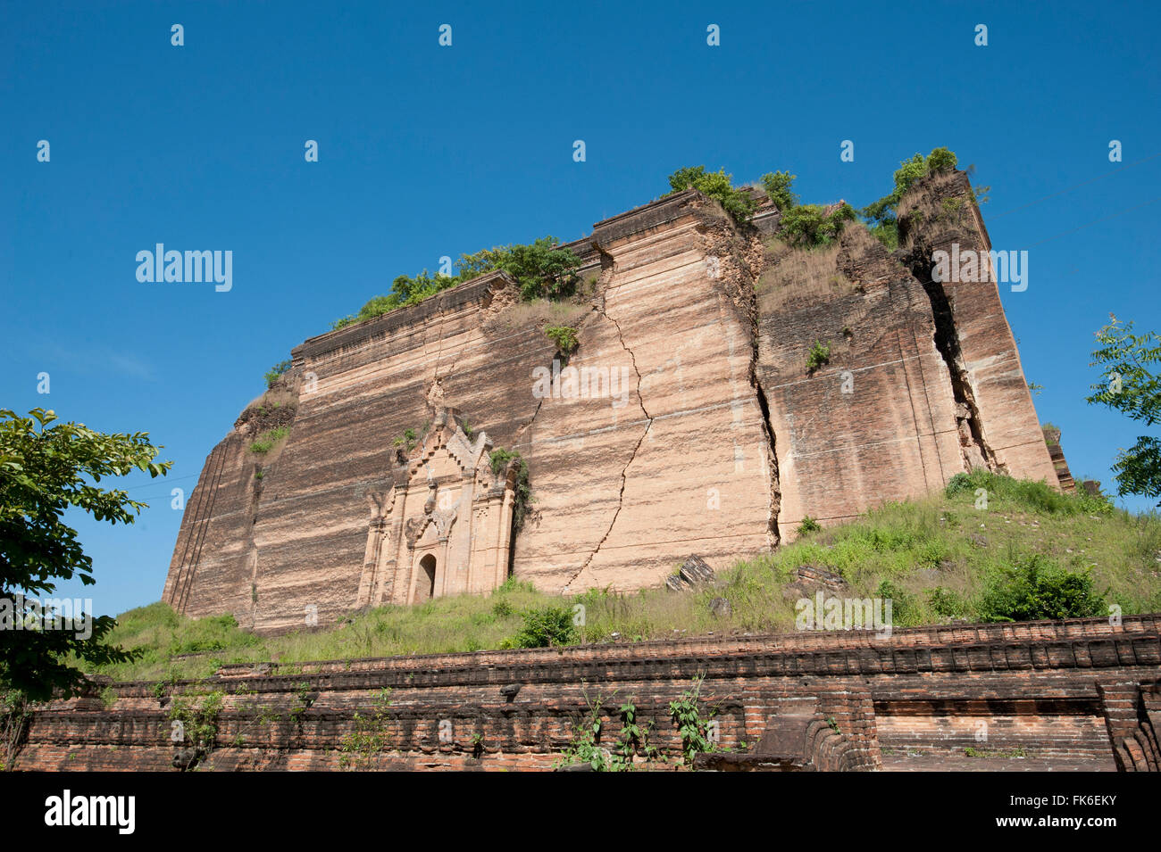 Mingun Pahtodawgyi, una incompleta 50 metro alta costruzione in mattoni stupa iniziata nel 1790, danneggiata nel terremoto del 1839, Mingun Foto Stock