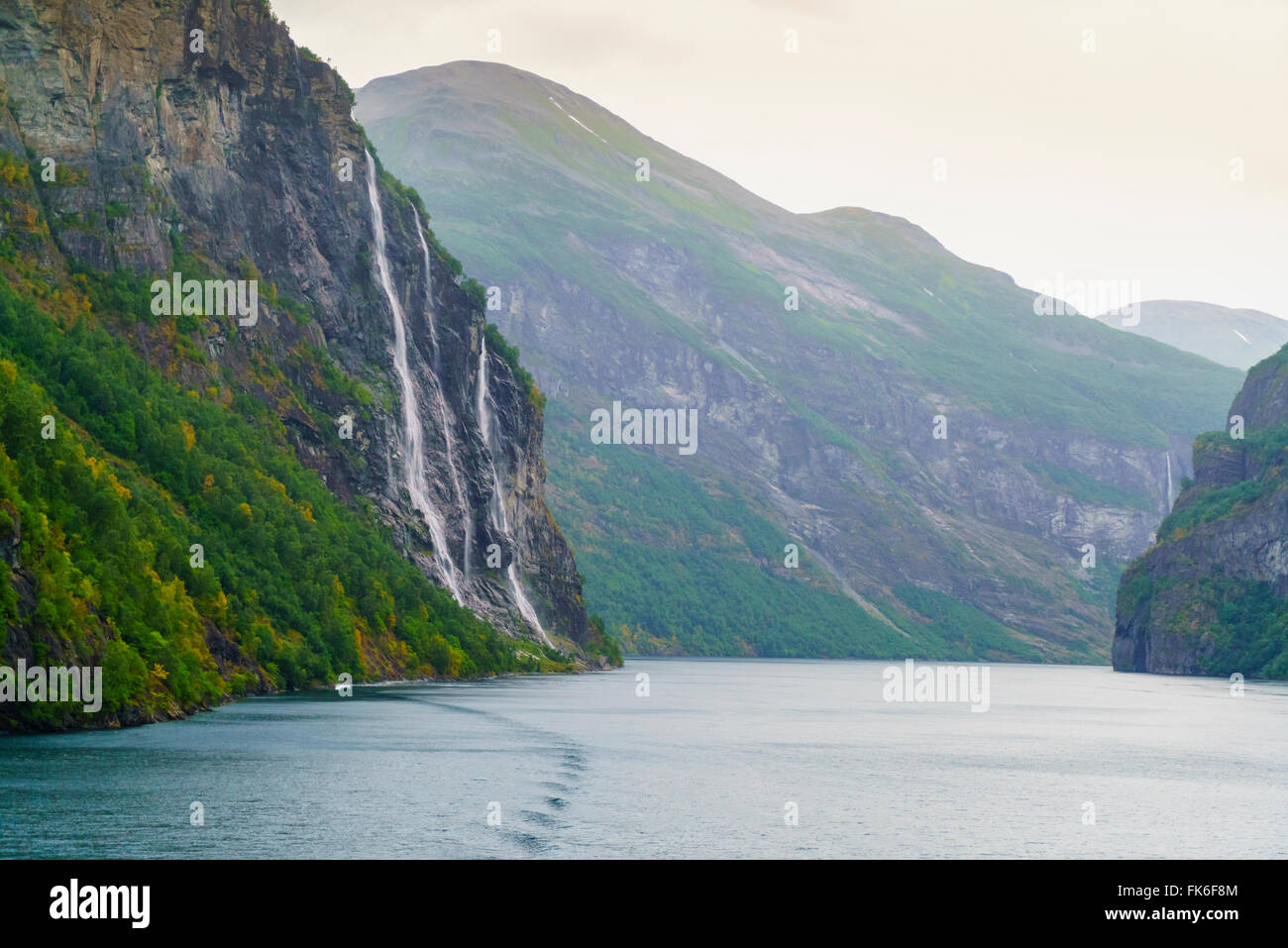 Sette sorelle cascata, chiamato per le sette flussi separati che lo comprendono il Geirangerfjord, UNESCO, Norvegia Foto Stock