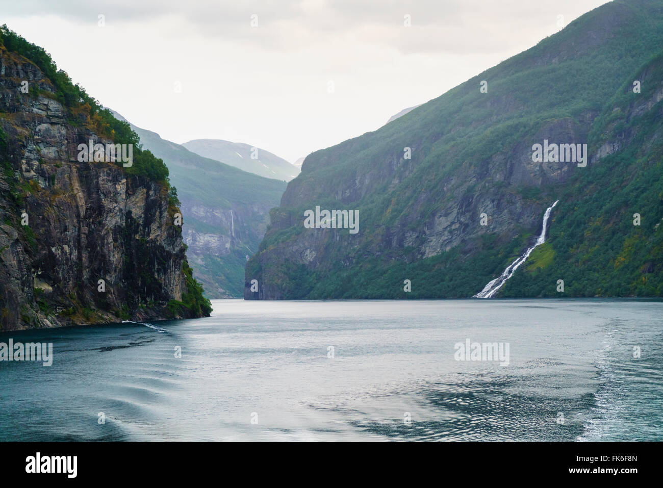 Il pretendente di cascata si trova di fronte ai sette sorelle cascata, il Geirangerfjord, Sito Patrimonio Mondiale dell'UNESCO, Norvegia Foto Stock