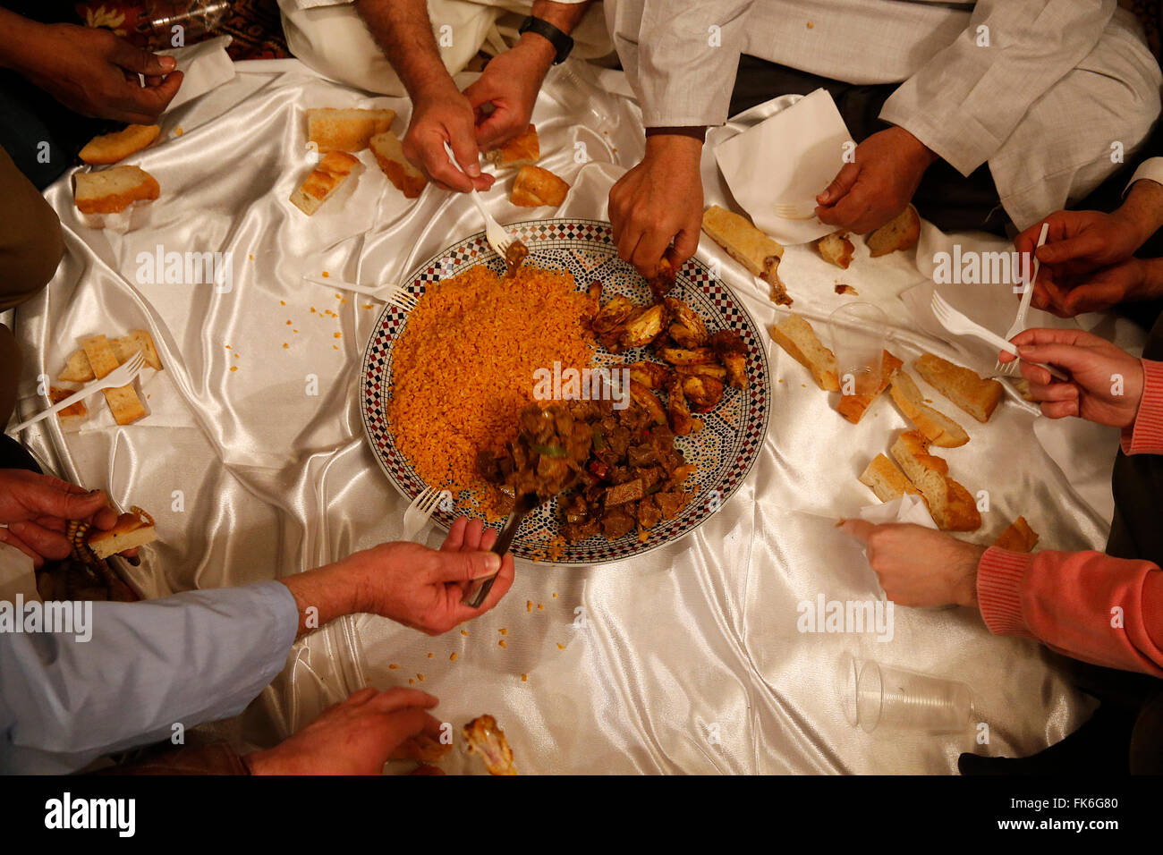 I musulmani la condivisione di un pasto, Nandy, Seine-et-Marne, Francia, Europa Foto Stock