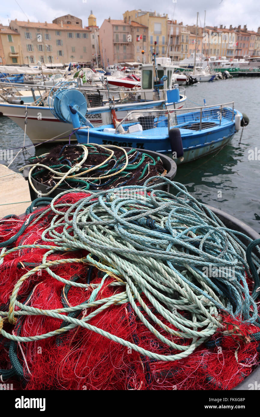 Saint Tropez, reti e barche di pescatori nel vecchio porto, Saint Tropez, Var, Provenza, Cote d'Azur, Costa Azzurra, Francia Foto Stock