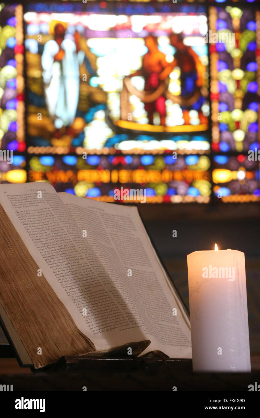 Vecchia Bibbia e chiesa candela, Carouge tempio protestante, Ginevra, Svizzera, Europa Foto Stock