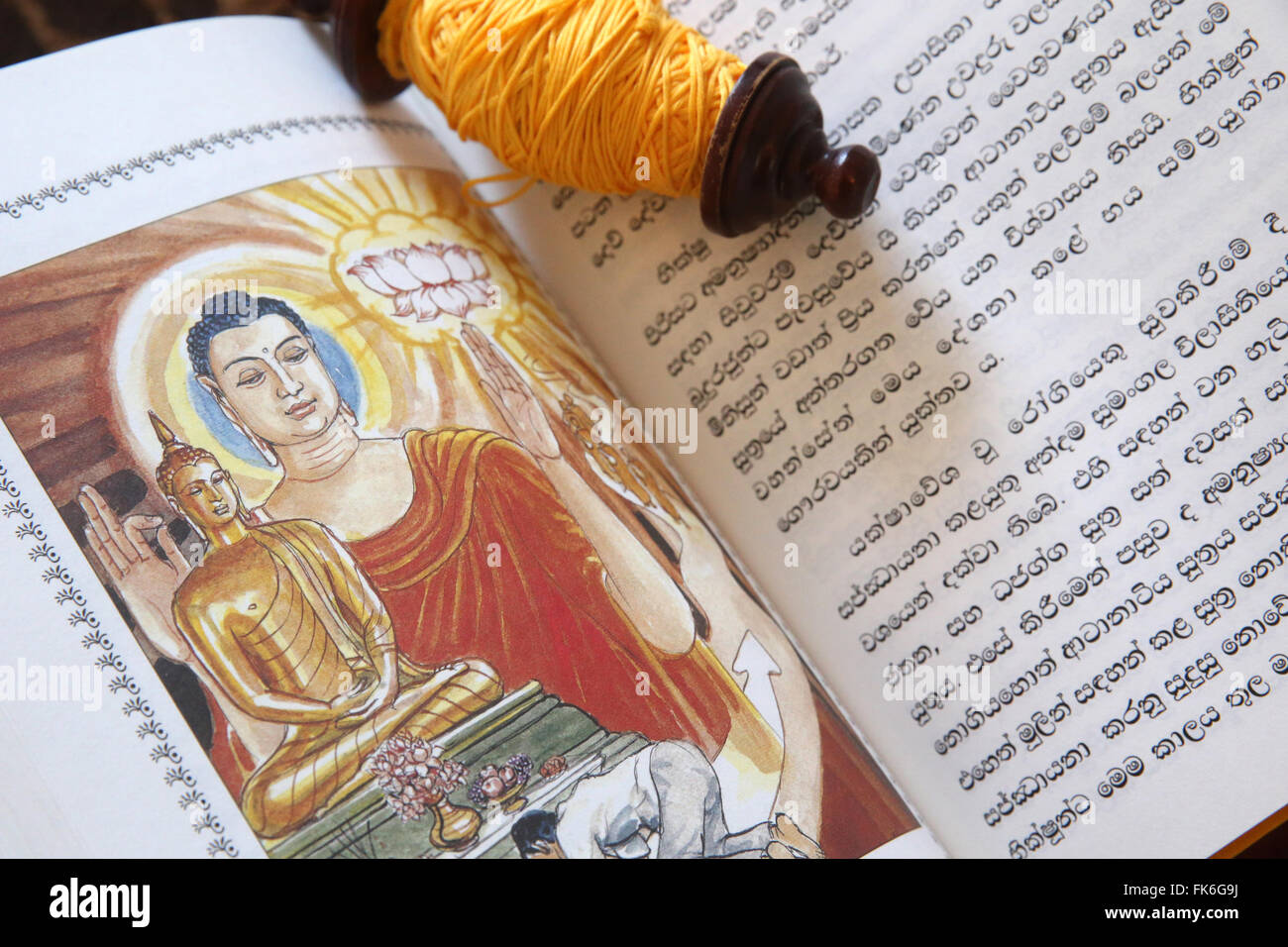 I testi sacri del Buddhismo e un rotolo di Sai-Sin (filetto sacred), la vita di Gautama Siddhartha, il Buddha supremo, Ginevra, Svizzera Foto Stock