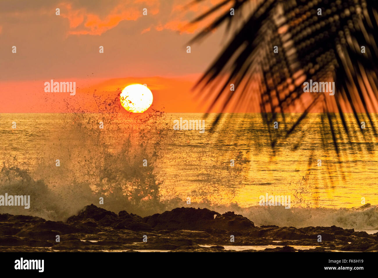 Sun andando verso il basso dietro il surf spray presso questo resort vicino a mal Pais, sud della penisola di Nicoya, Santa Teresa, Puntarenas, Costa Rica Foto Stock