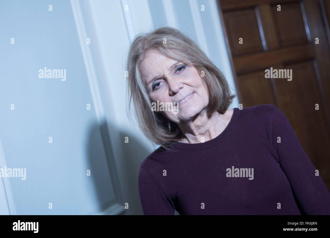 Emma Watson incontra Gloria Steinem ha. Emma Watson è un attore più noto per il suo ruolo di Hermione Granger in otto Harry Potter film. Inoltre per la sua carriera, Emma è un Global ambasciatore di benevolenza per le donne delle Nazioni Unite, la promozione della parità tra i sessi e l'empowerment delle donne. Gloria Steinem ha è uno scrittore, docente, editor e attivista femminista. Co-ha fondato Ms. Magazine, ed è rimasto uno dei suoi editori per quindici anni, contribuendo anche a trovare il New York Magazine . I due hanno discusso il futuro del femminismo e che cosa ciò significasse oggi . Watson ha aperto circa le sue insicurezze - quando lei era younge Foto Stock