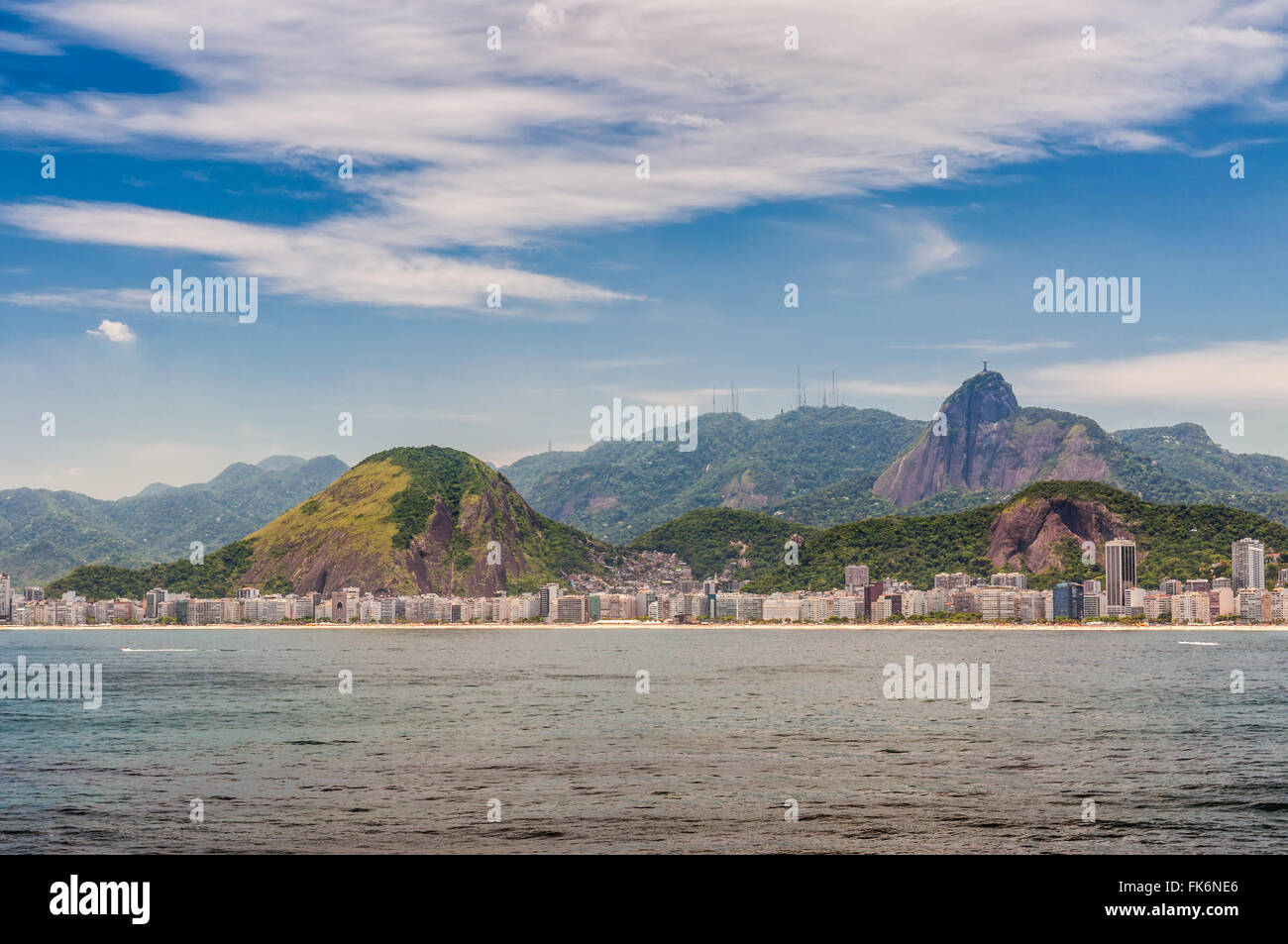 Paesaggio urbano e spiaggia di Copacabana a Rio de Janeiro in Brasile - Vista dall'acqua Foto Stock
