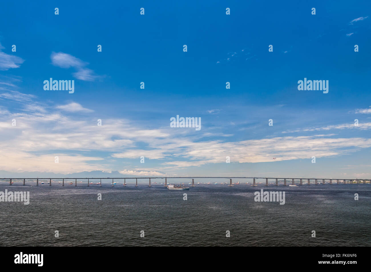 Rio Niteroi Bridge nella baia di Guanabara, Rio de Janeiro, Brasile. Foto Stock