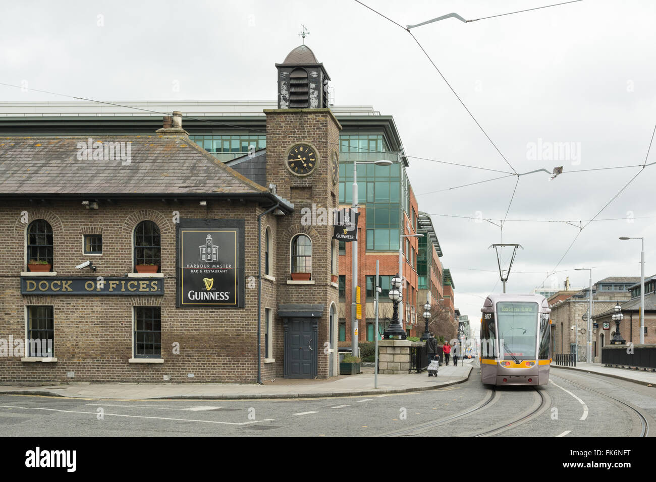 Scena di strada che mostra una combinazione di edifici vecchi e nuovi progetti di sviluppo in IFSC, nella parete nord, Dublino, Irlanda Foto Stock