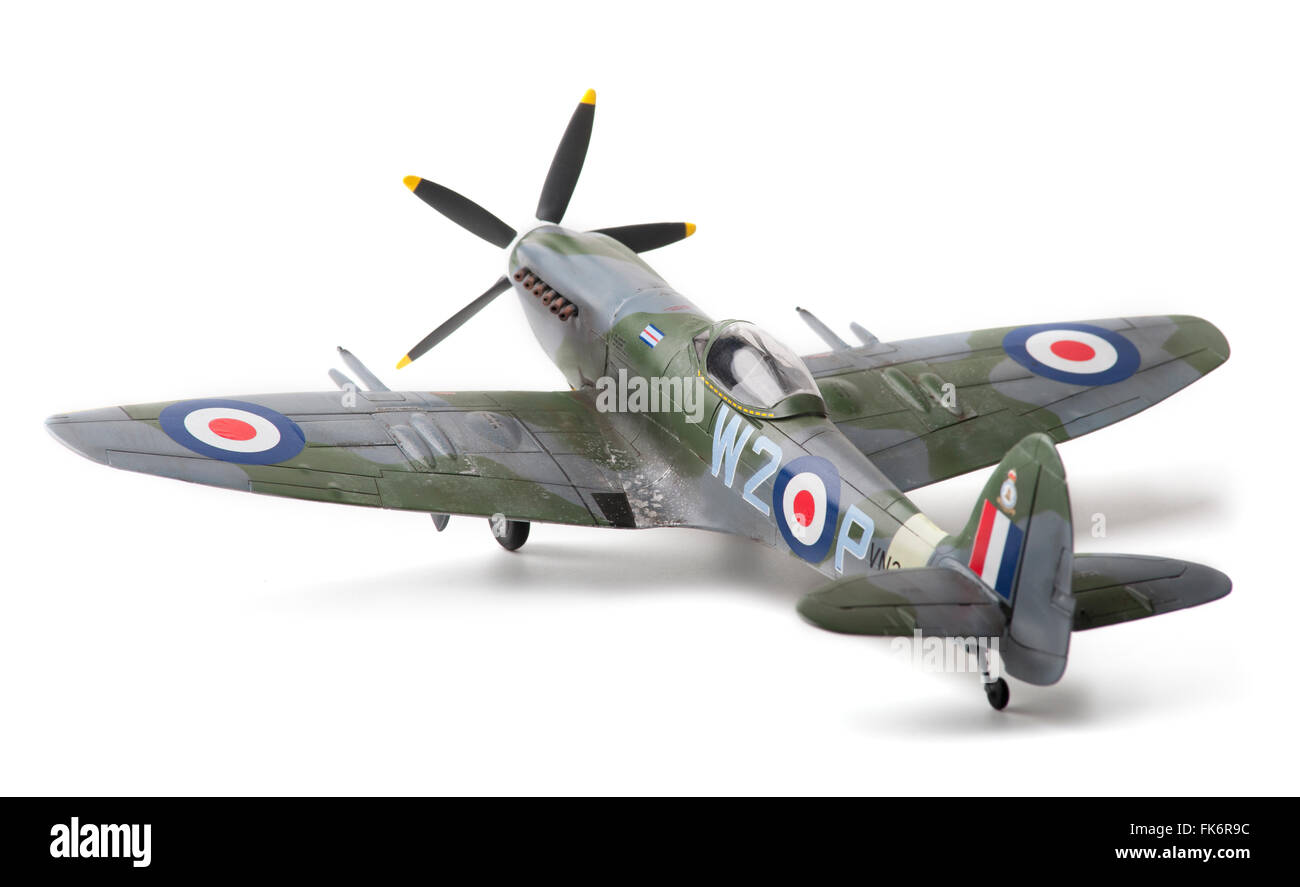 Il Supermarine Spitfire Mk24, WW11, RAF marcature. 1:32 fine modello in scala su bianco di sfondo per studio. Foto Stock