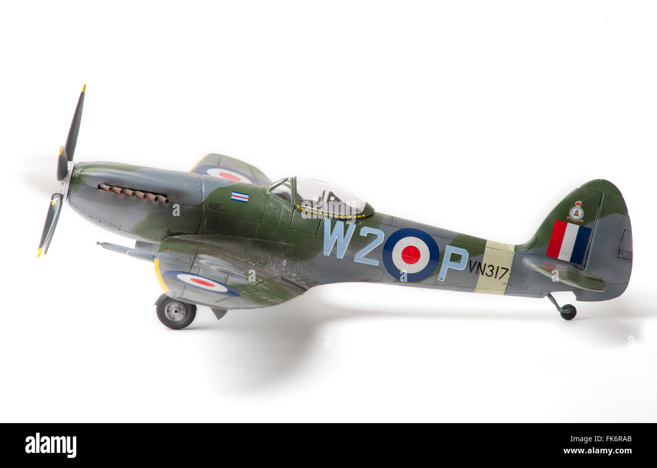 Il Supermarine Spitfire Mk24, WW11, RAF marcature. 1:32 fine modello in scala su bianco di sfondo per studio. Foto Stock