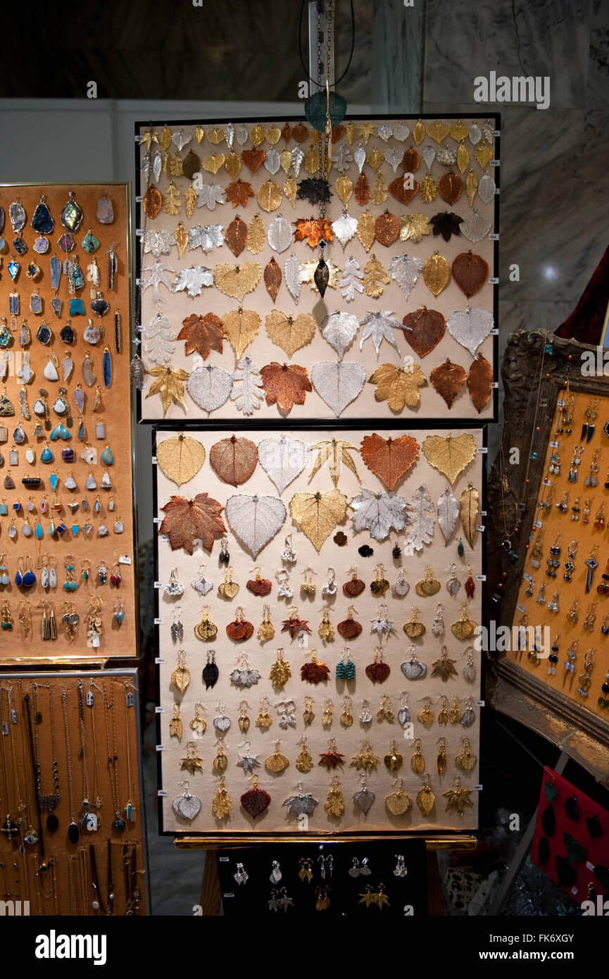 Metalli preziosi lascia la vetrina, necklets su schede a Varsavia il minerale di Expo 2016, 5 Marzo, VI edizione evento nel palazzo PKiN Foto Stock