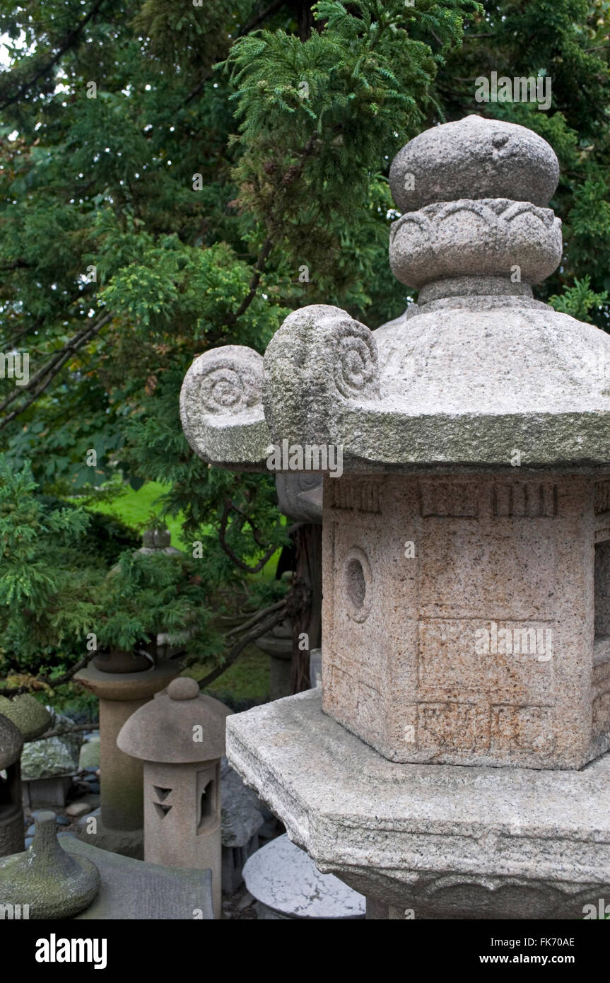 Giapponese lanterne di pietra in un giardino Foto Stock