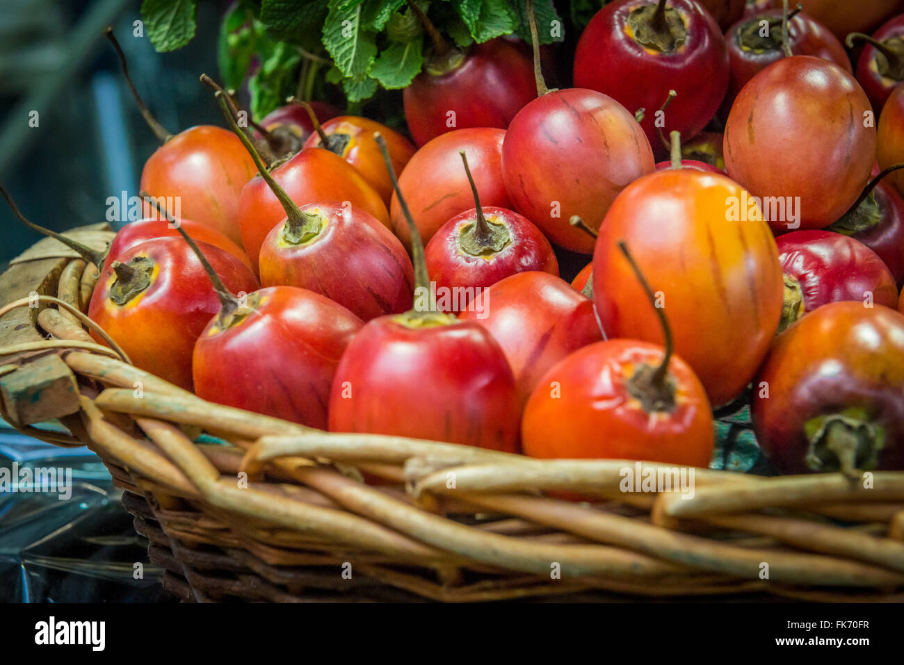 Mature tamarilo in un cesto di vimini Foto Stock