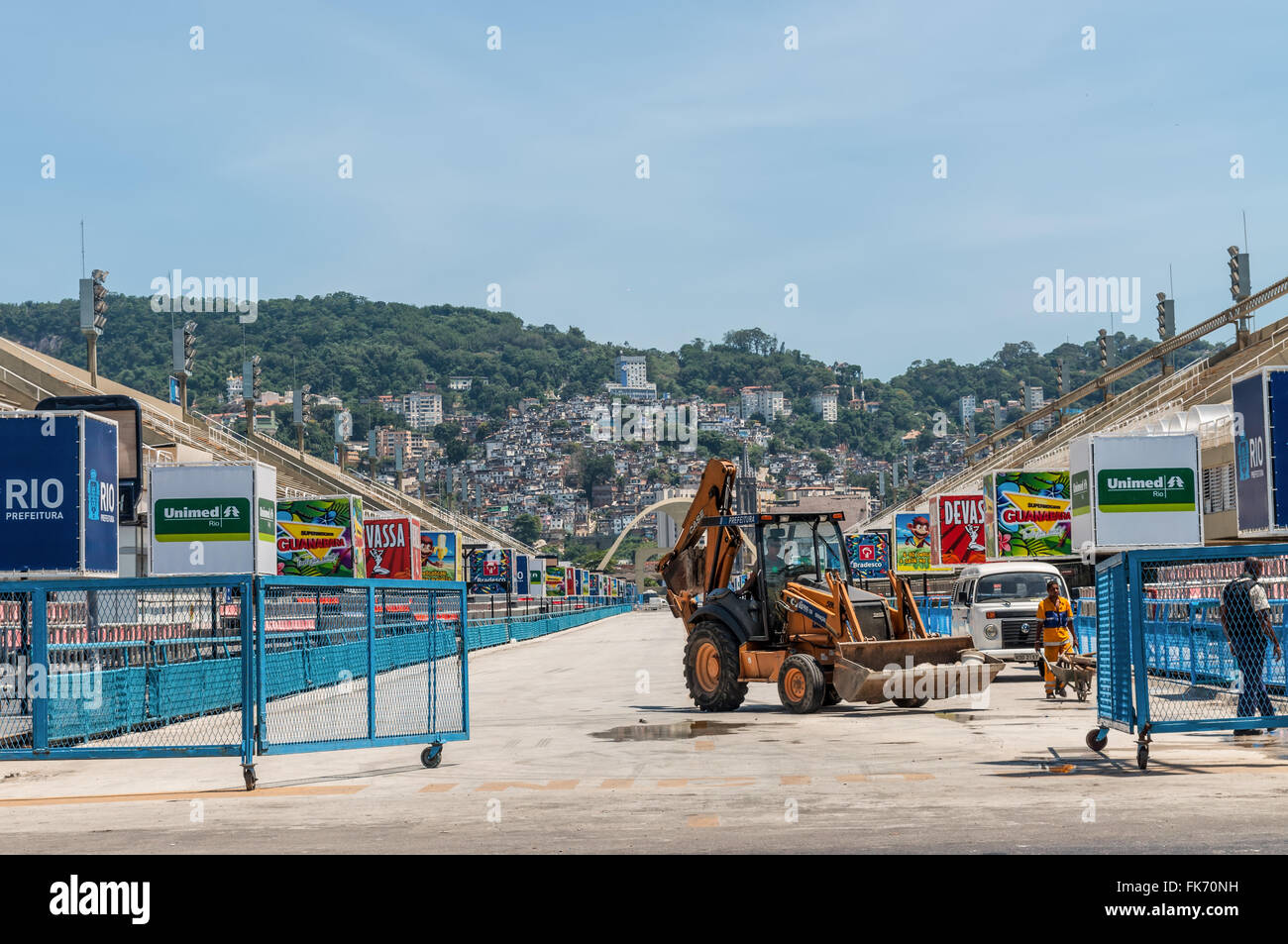 I lavoratori stanno preparando Sambadrome a Rio de Janeiro in Brasile Foto Stock