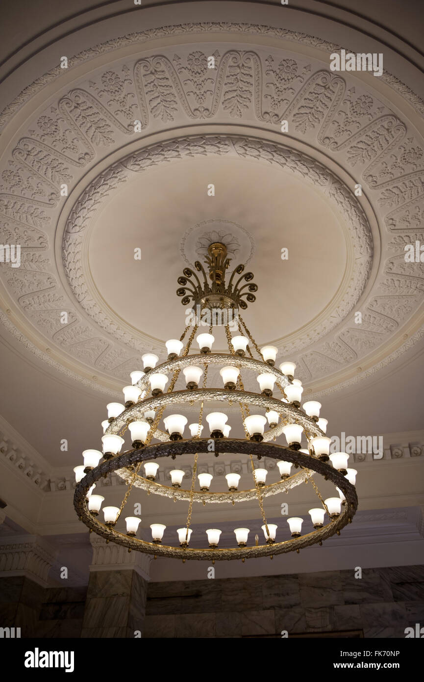 Lampadario ornato soffitto infisso in PKiN, polacco il palazzo della cultura e della scienza a Varsavia, in Polonia, in orientamento verticale Foto Stock