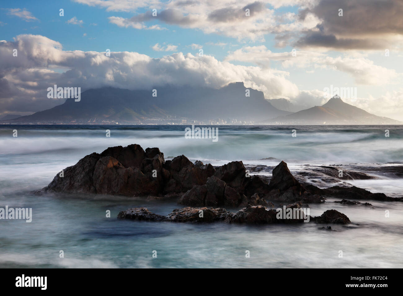 La Table Mountain e Cape Town da Bloubergstrand, Western Cape, Sud Africa Foto Stock