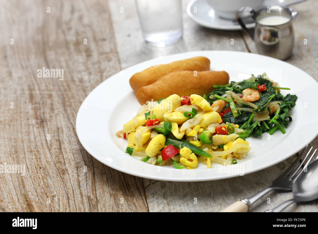 La prima colazione giamaicana, ackee e saltfish, callaloo, festival giamaicano Foto Stock