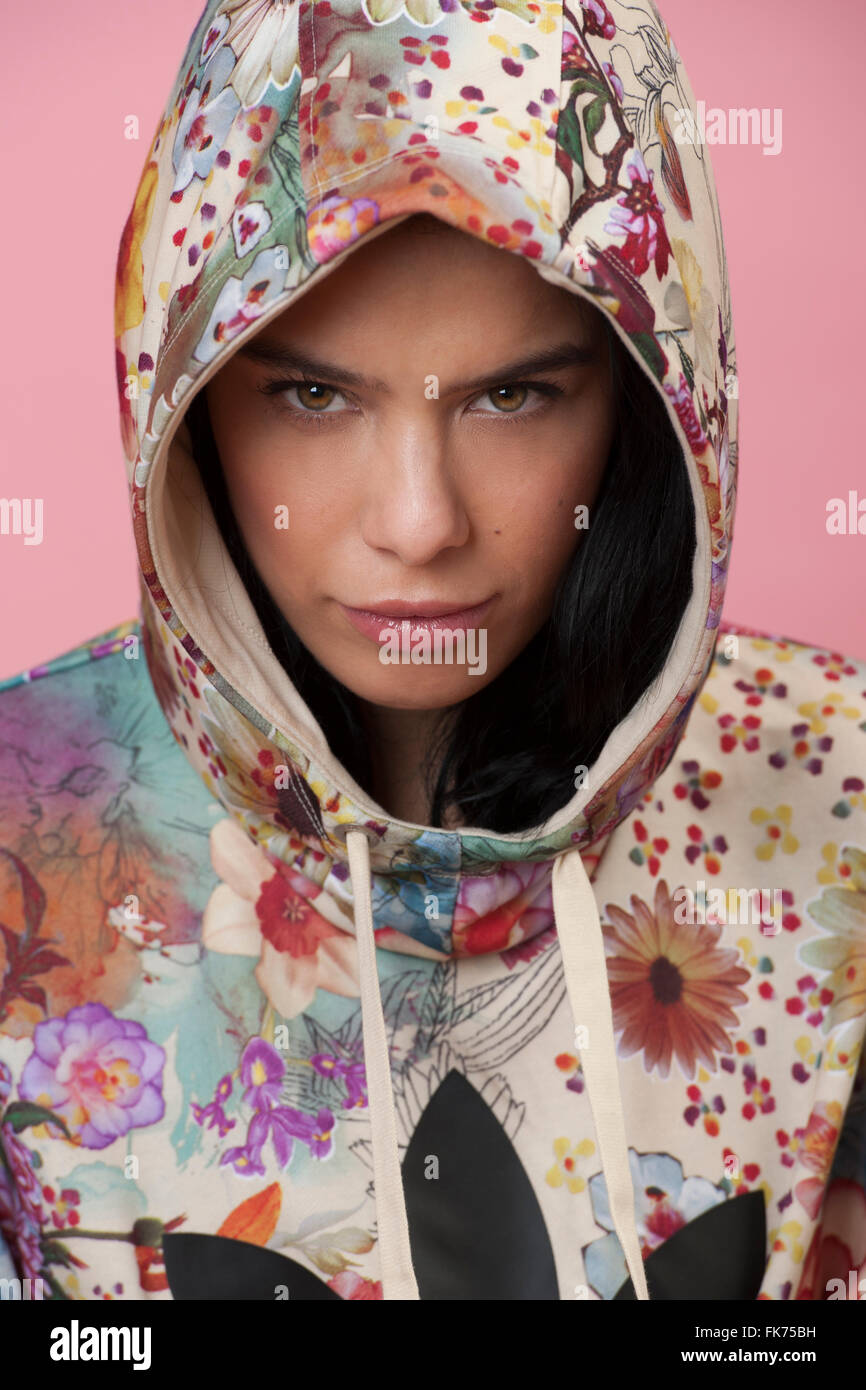 Modello femminile che indossa un motivi floreali felpa con cappuccio Adidas,  headshot Foto stock - Alamy