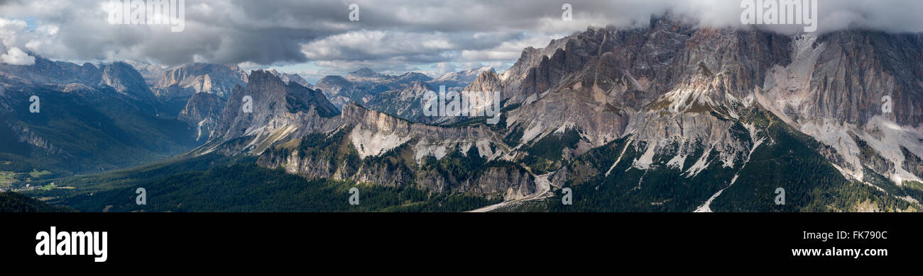 Vedute di Cristallo e le Dolomiti da Forca Marcuoira, Provincia di Belluno, Veneto, Italia Foto Stock
