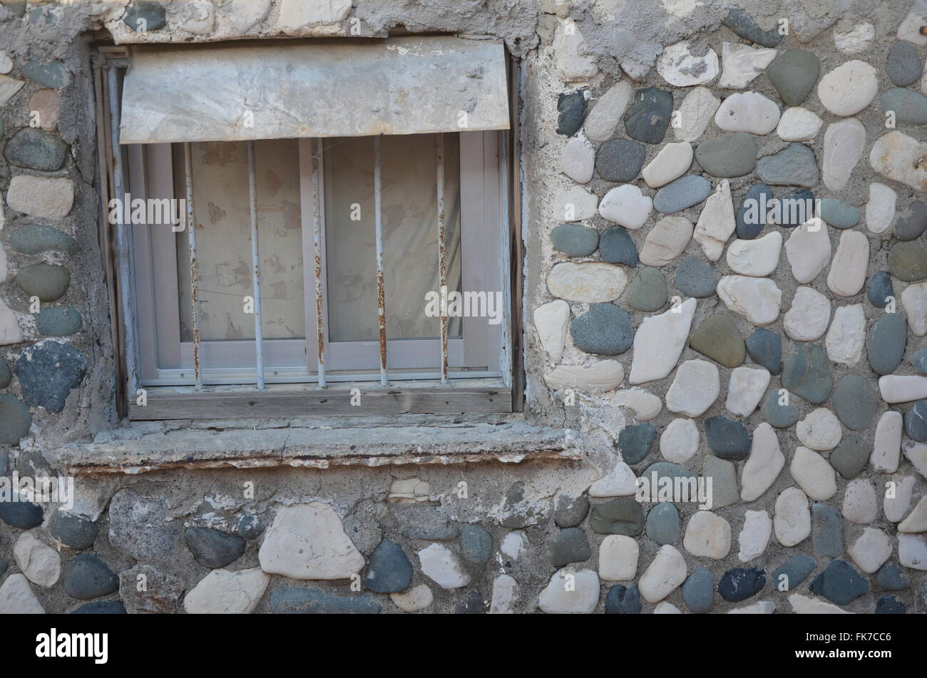 Parete di ciottoli finestra schema bloccate Foto Stock