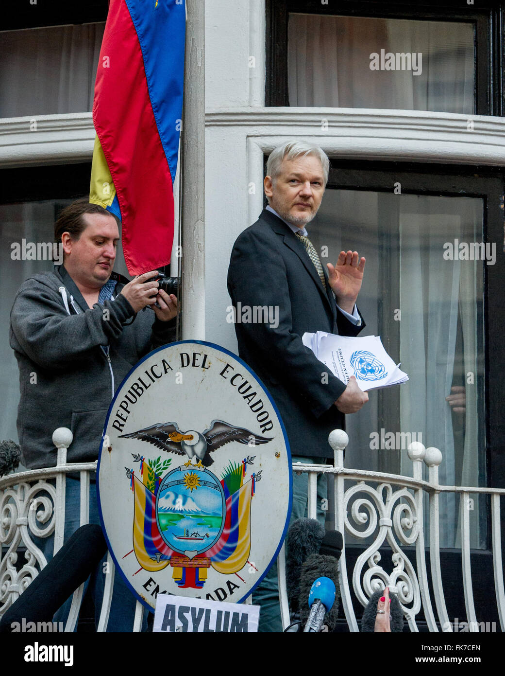 Julian Assange, fondatore di Wikileaks parla dall'Ambasciata ecuadoriana di Londra sono state che egli ha vissuto in quanto richiedenti asilo vi dopo un mandato di arresto europeo è stato emesso contro di lui in 2012. Dotato di: Julian Assange dove: Londra, Regno Unito quando: 05 Feb 2016 Foto Stock