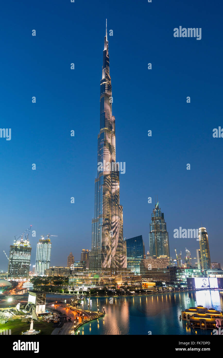 Vista del tramonto di Burj Khalifa Tower con LED di spettacolari effetti di luce sulla facciata in Dubai Emirati Arabi Uniti Foto Stock