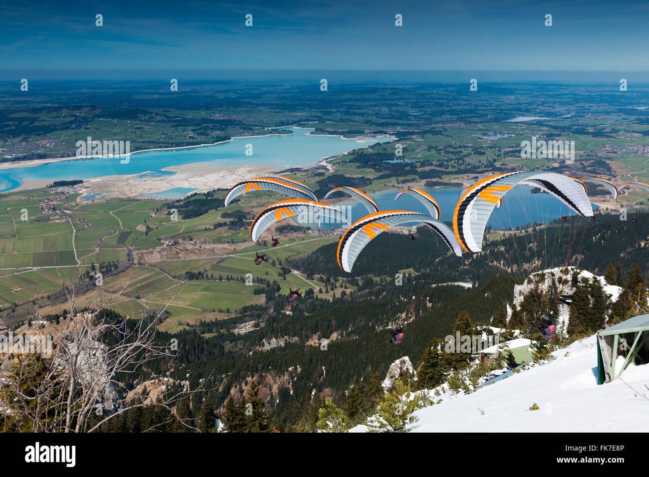 Fü Sequenza di immagini di un grau-orange parapendii all inizio del Tegelberg/Allgäu in Baviera; Foggensee in background Foto Stock