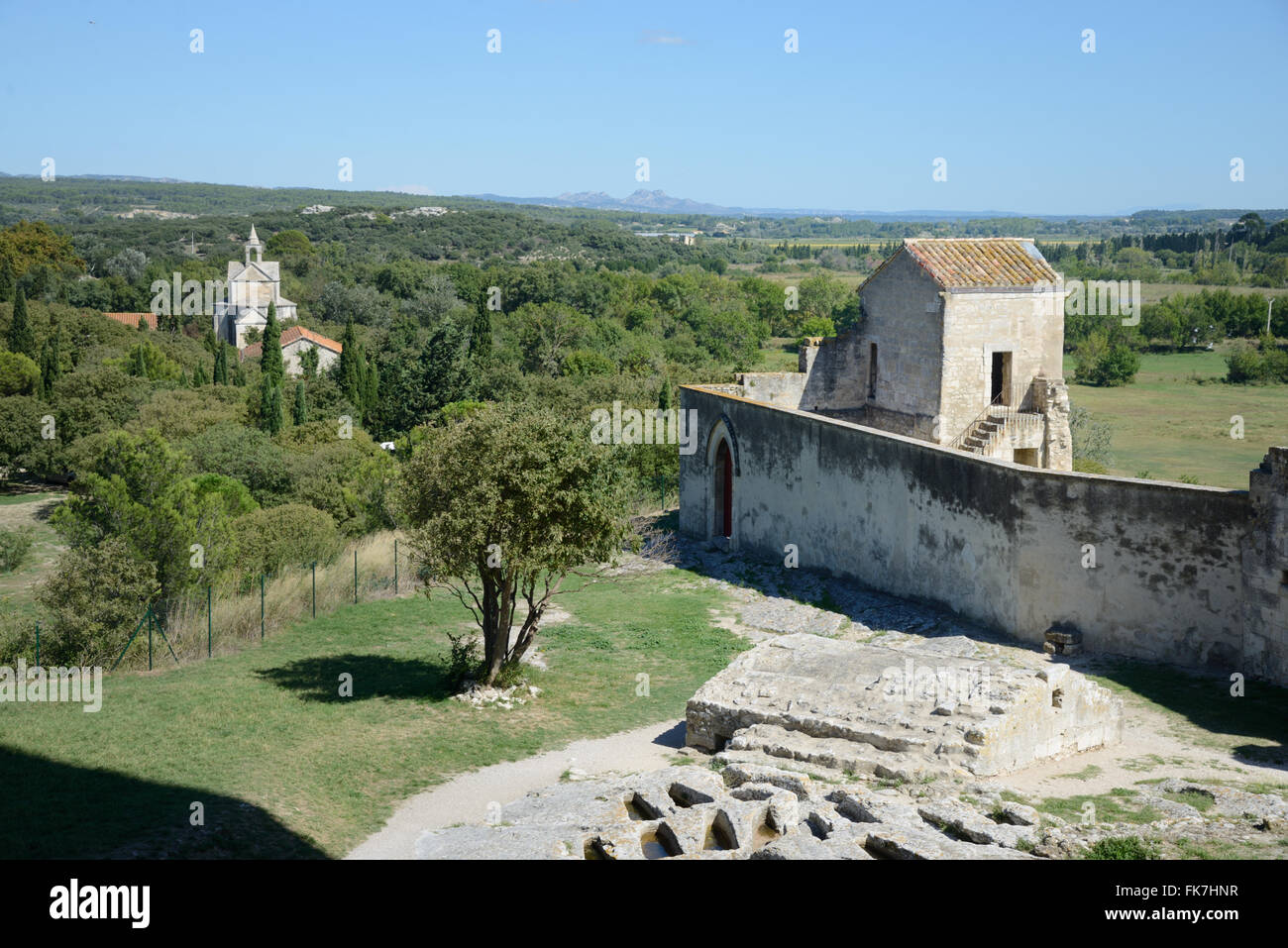 Vista dalla Abbazia di Montmajour con tombe di roccia o Necropoli e la cappella di Santa Croce (c12th) vicino a Arles Provence Francia Foto Stock