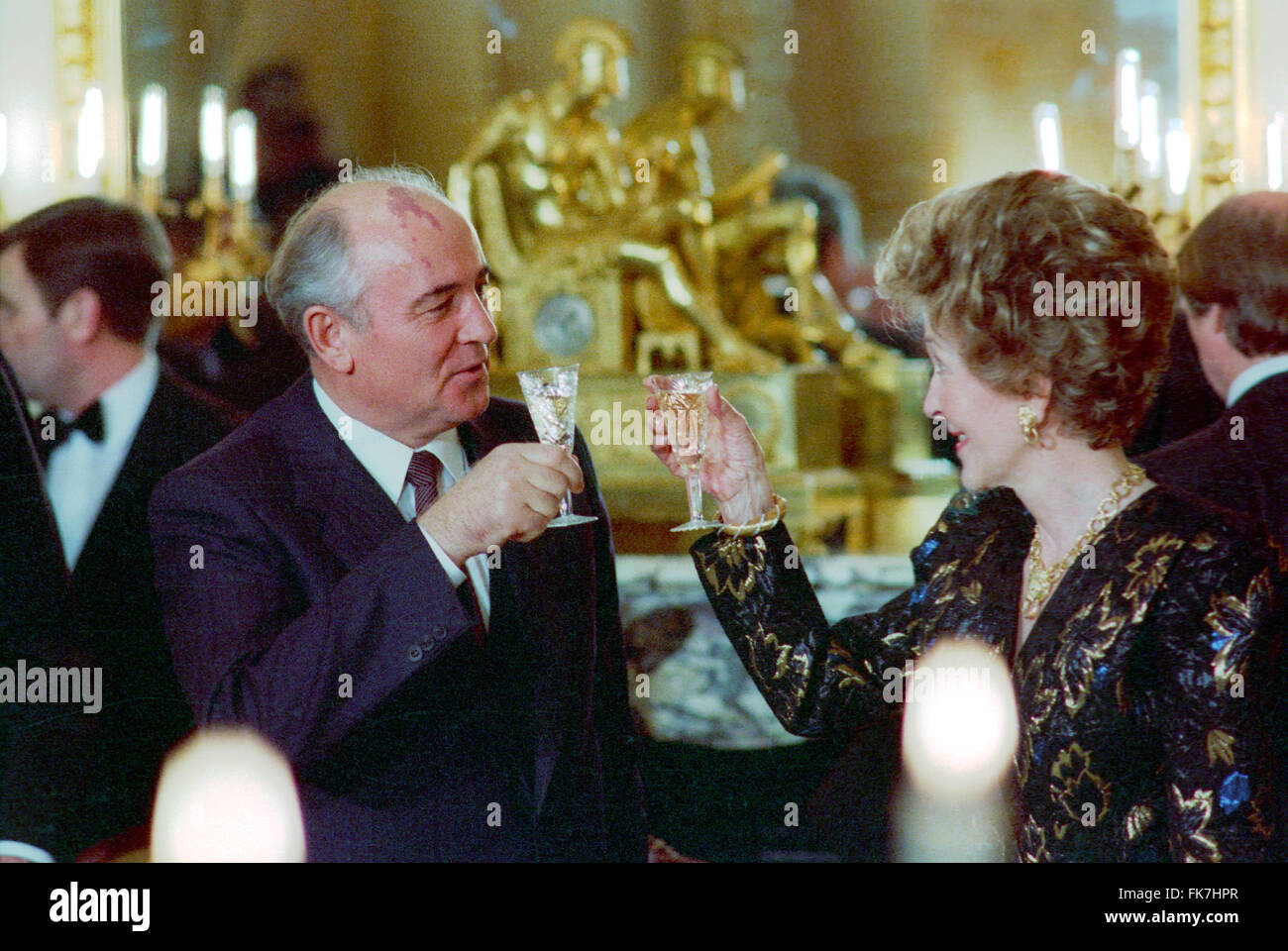 Stati Uniti La First Lady Nancy Reagan brinda con l Unione Sovietica Segretario generale Mikhail Gorbaciov durante una cena presso l'Ambasciata sovietica Dicembre 9, 1987 a Washington, DC. Foto Stock