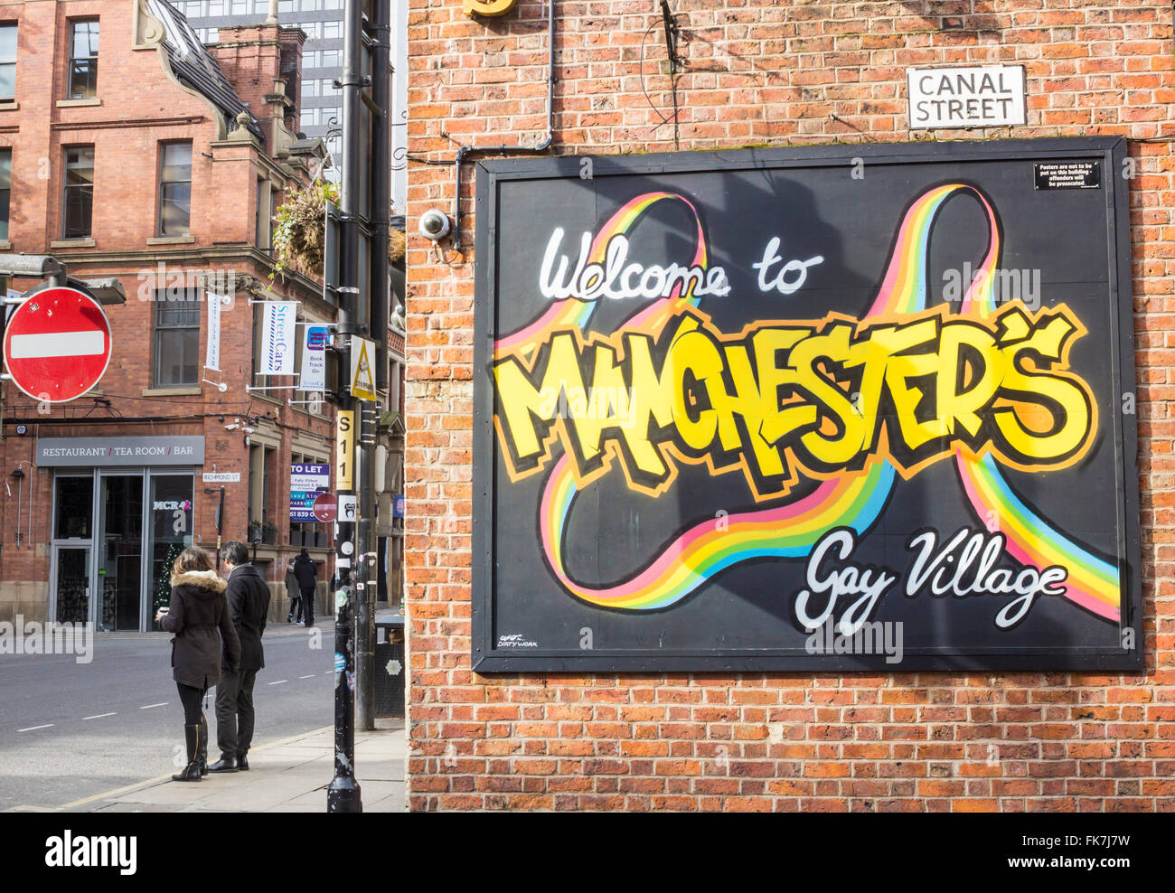 Cartello che diceva "Benvenuti a Manchester il villaggio gay". Canal Street, Manchester, Inghilterra. Regno Unito Foto Stock