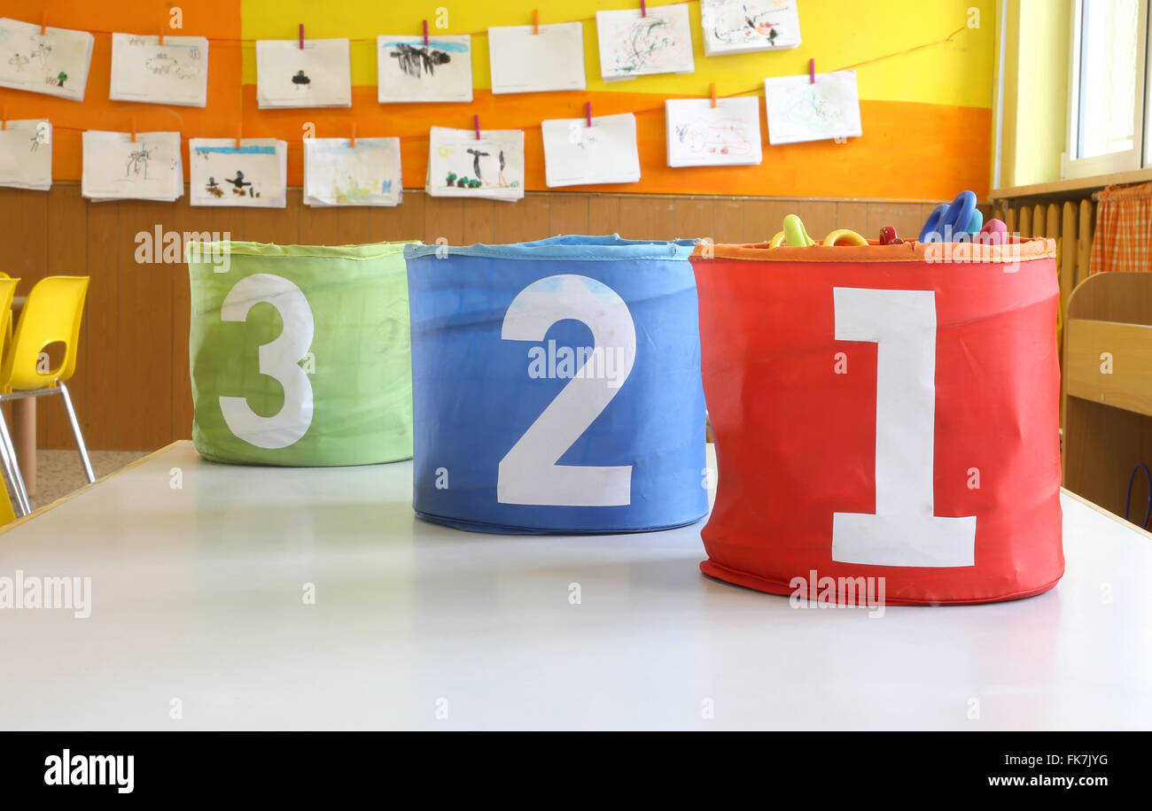 Rosso Verde e Blu di vasetti con scritto uno due e tre sul tavolo al kindergarten Foto Stock