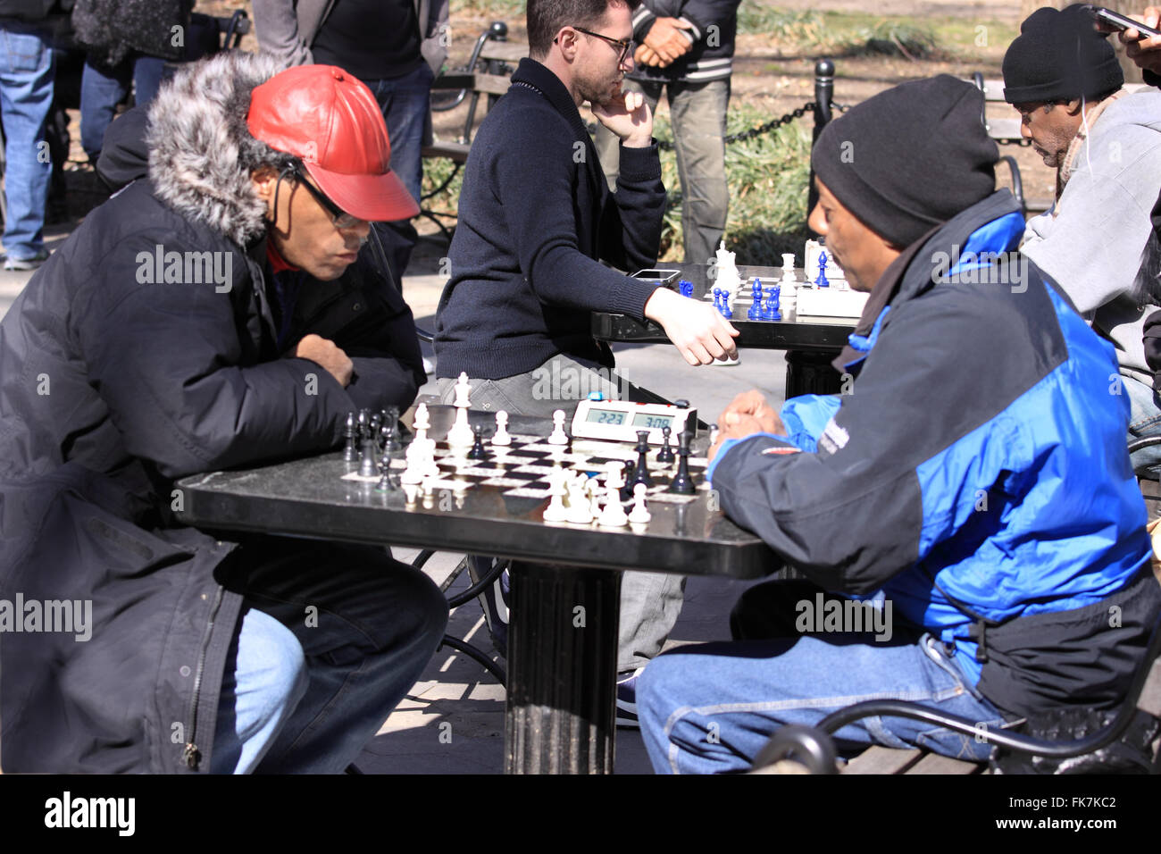 Partita scacchi a personaggi viventi Washington Square Park di New York City Foto Stock