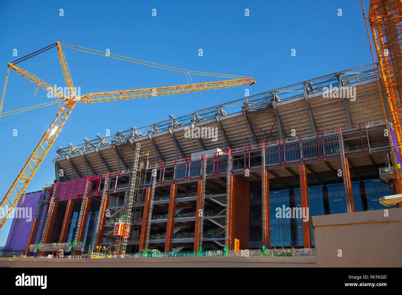 L'espansione del Liverpool FC New Premier League Stadium è in fase di costruzione; sono in corso miglioramenti del sito del Football Club Stadia, con un massimo di 2000 lavoratori edili disponibili con il nuovo Anfield Development del loro iconico stadio sportivo, parte di un programma di £260m per l'intera area di Anfield. Il campo da calcio è famoso per la facciata dello stand Kop e l'emozionante azione della Premier League nelle serate di Champions League. Il Liverpool Football Club ha una capacità di 13.000 posti extra. Foto Stock