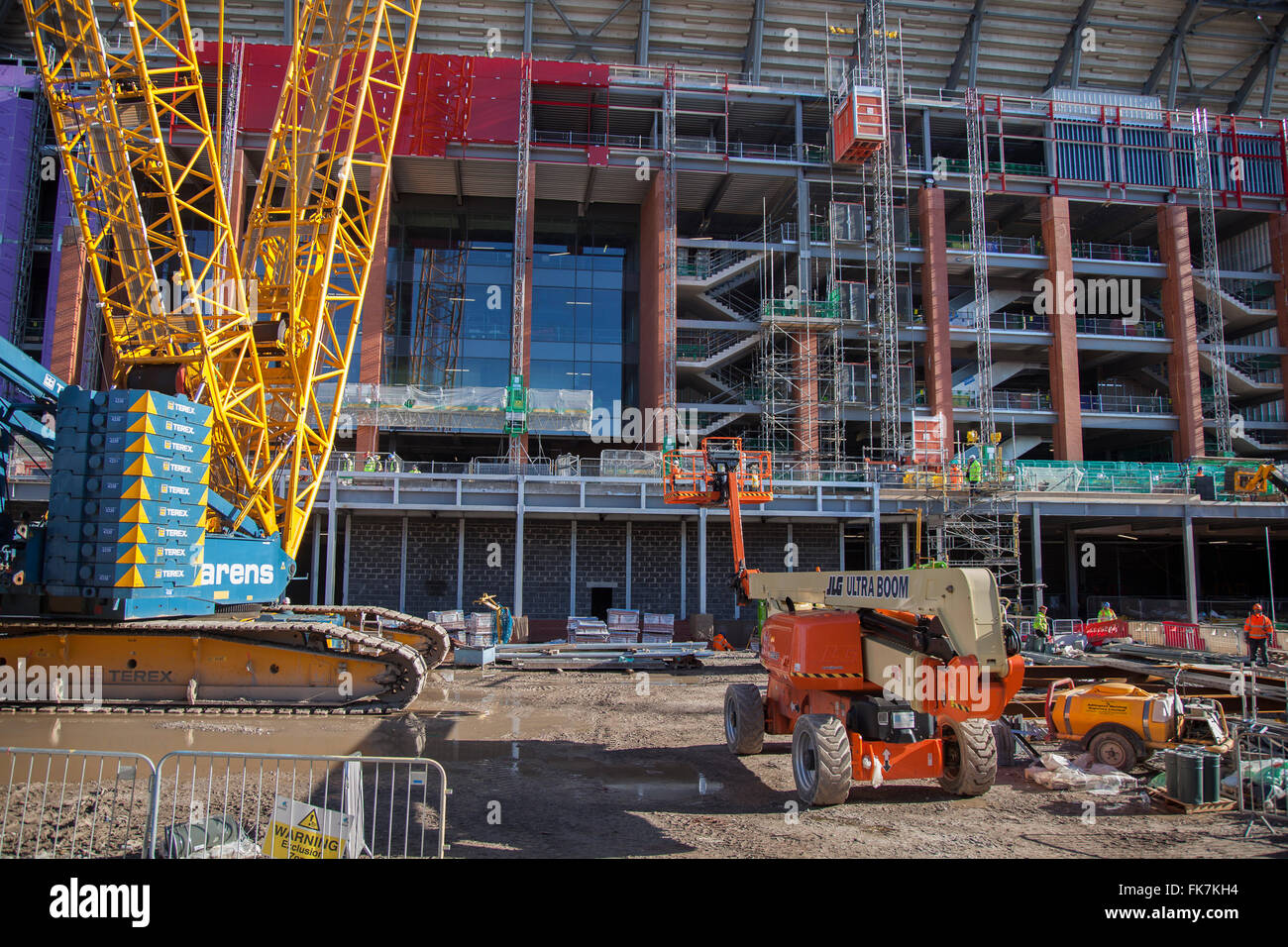 L'espansione del Liverpool FC New Premier League Stadium è in fase di costruzione; sono in corso miglioramenti del sito del Football Club Stadia, con un massimo di 2000 lavoratori edili disponibili con il nuovo Anfield Development del loro iconico stadio sportivo, parte di un programma di £260m per l'intera area di Anfield. Il campo da calcio è famoso per la facciata dello stand Kop e l'emozionante azione della Premier League nelle serate di Champions League. Il Liverpool Football Club ha una capacità di 13.000 posti extra. Foto Stock