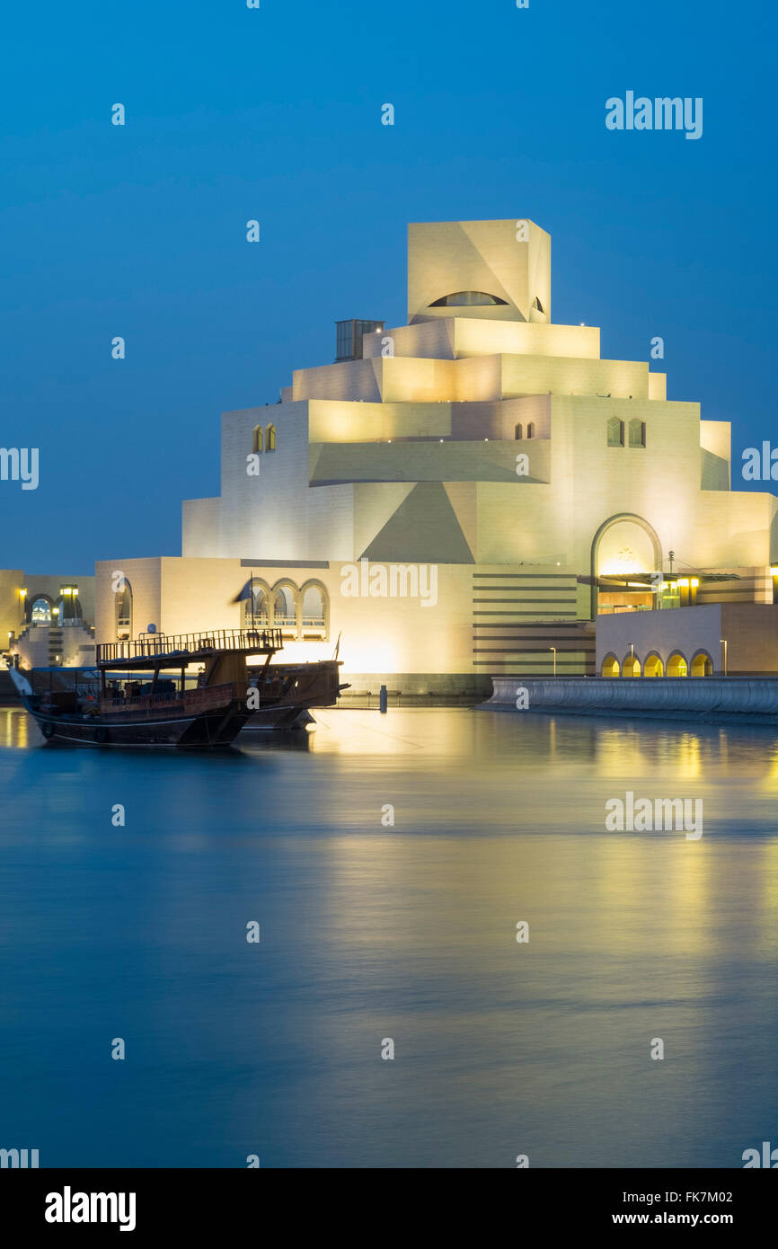Vista serale di illumina il Museo di Arte Islamica di Doha in Qatar Foto Stock