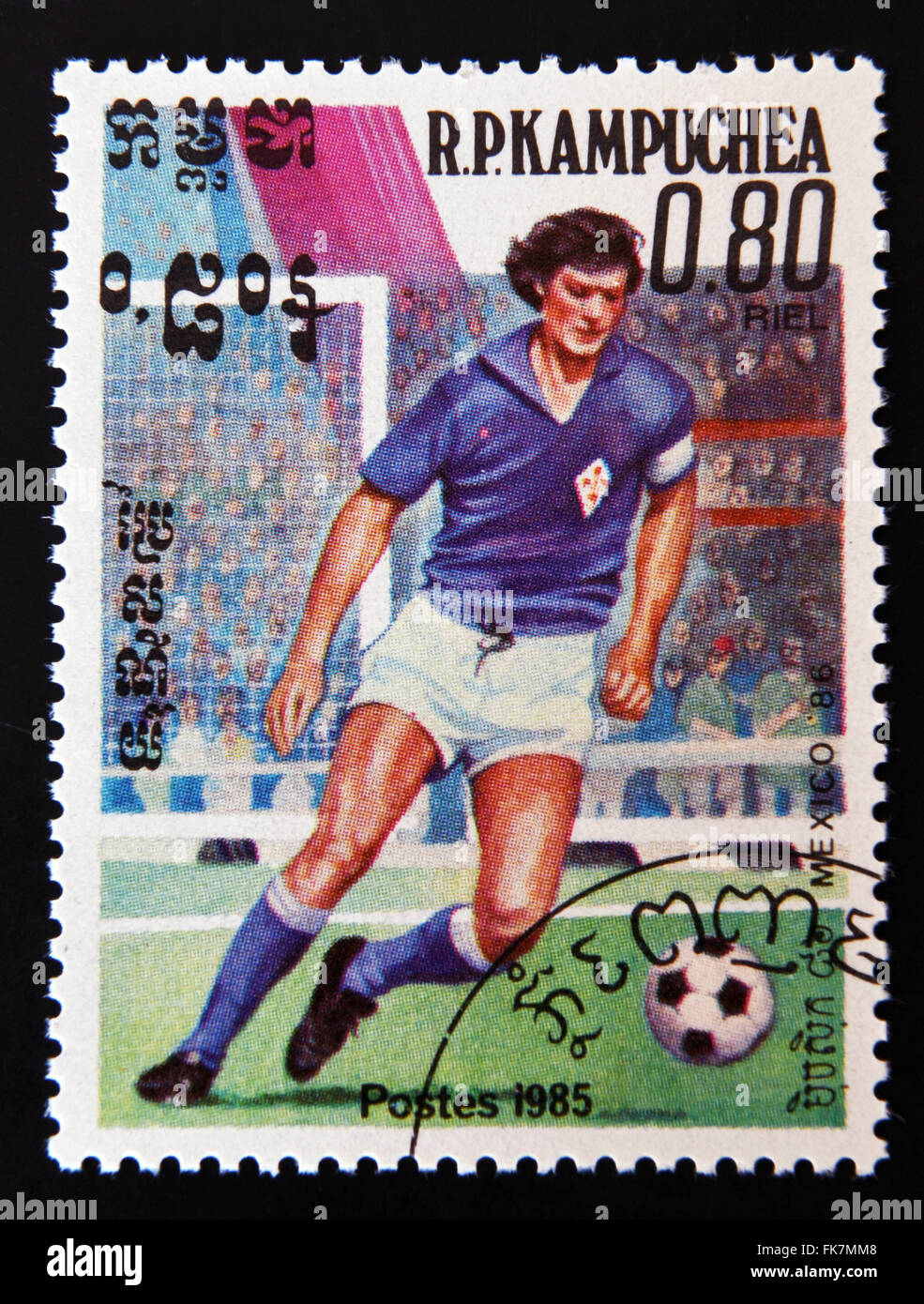 Cambogia - circa 1985: un timbro stampato in Cambogia dedicato al Messico la Coppa del Mondo in 1986, mostra una immagine dei giocatori di calcio, Foto Stock