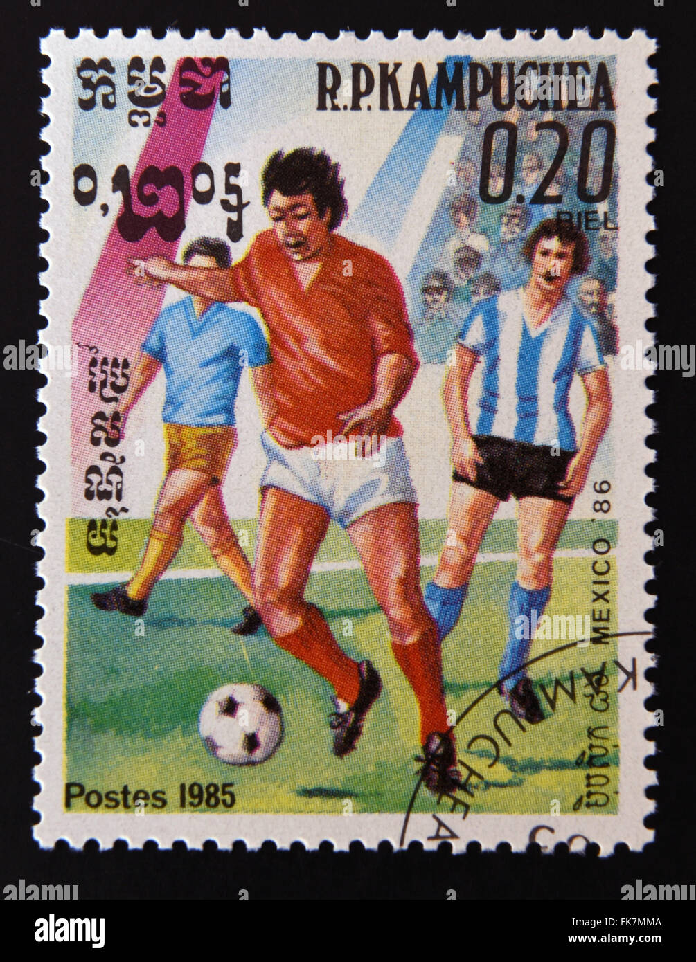 Cambogia - circa 1985: un timbro stampato in Cambogia dedicato al Messico la Coppa del Mondo in 1986, mostra una immagine dei giocatori di calcio, Foto Stock