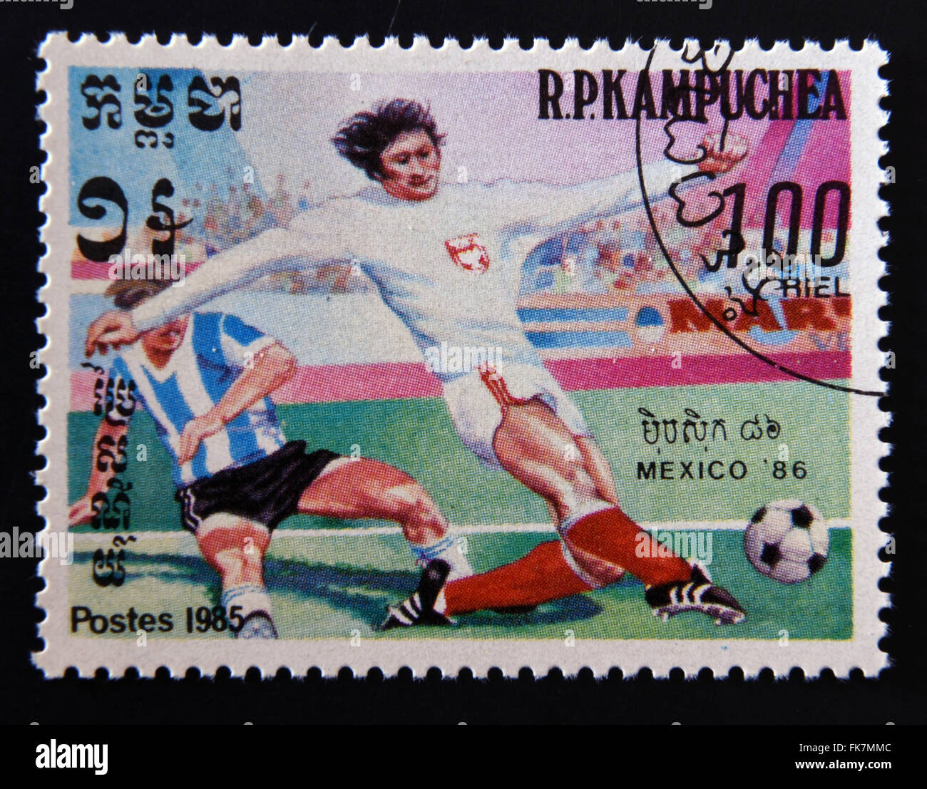 Cambogia - circa 1985: un timbro stampato in Cambogia dedicato al Messico la Coppa del Mondo in 1986, mostra una immagine dei giocatori di calcio, Foto Stock